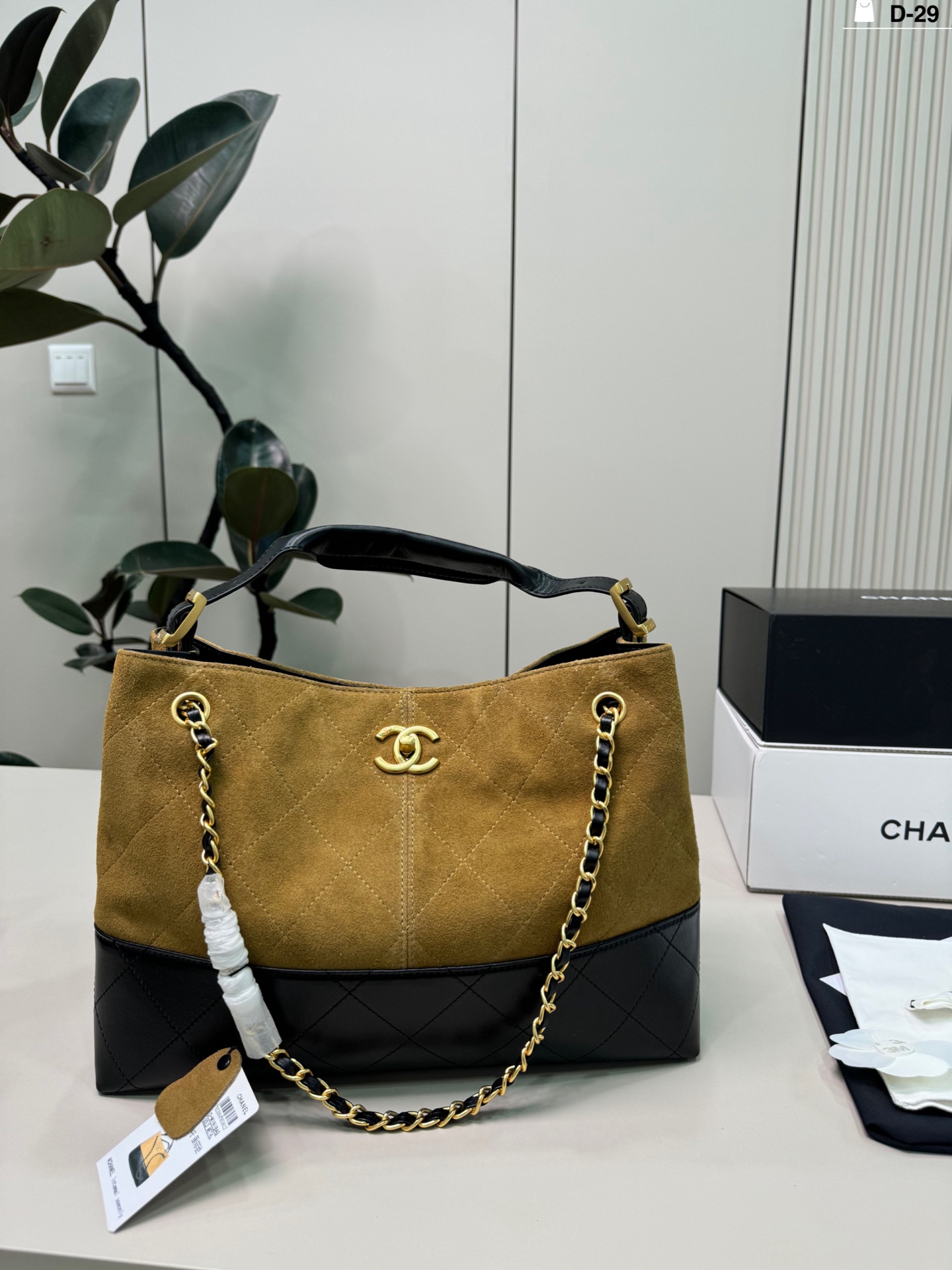 💰p270(羊皮) D-29尺寸34×25折叠盒 CHANEL香奈儿25A麂皮拼色托特包 复古又高级!链条肩带可单肩or手提,通勤,逛街都超百搭 麂皮材质柔软有质感,越用越有包浆,秋冬搭配大衣毛衣 氛围感拉满 ,实用又时髦!