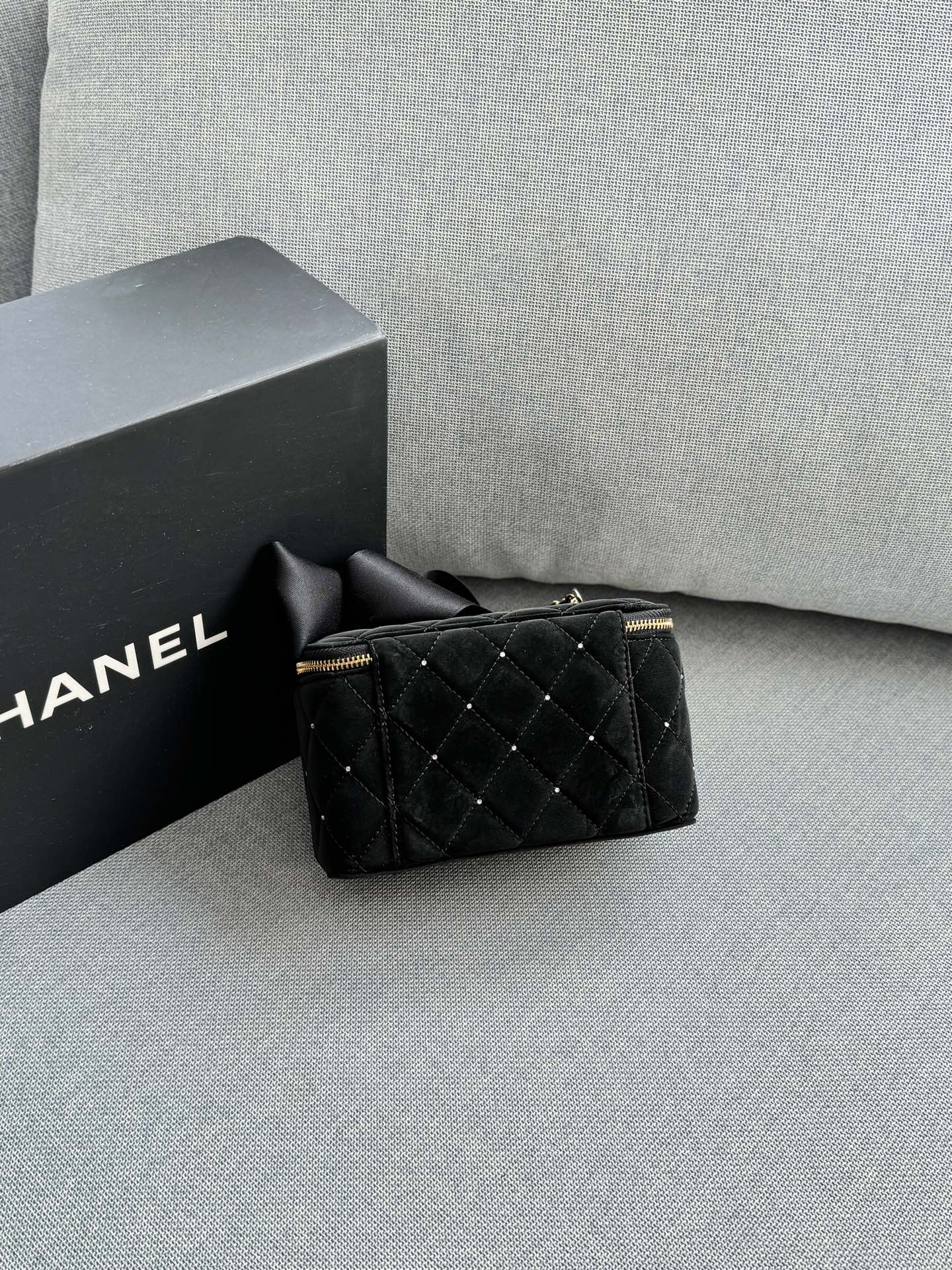 大💰180 小💰160 size：16&times;10/10&times;9 CHANEL香奈儿 25K 天鹅绒 蝴蝶结 钻球 盒子包 链条包 化妆包手提包 兼具时髦和实用性👀 手拎斜挎都🆗容量大又有设计感 这只新款是丝绒材质🦢手感很舒服 配上钉珠在阳光下真的是很闪✨ 上身很有富家千金感 可可爱爱~太讨喜啦