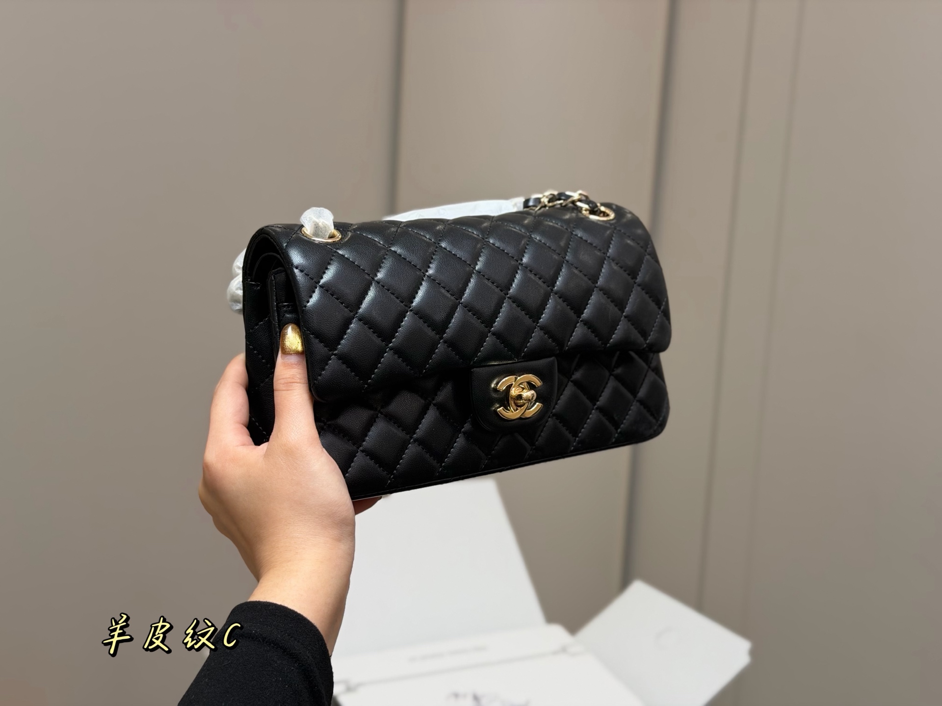 &yen;190 &yen;185 配折叠盒飞机盒 size:25cm 23cm 香奈儿 cf我们一直很用心在做 秒杀其他市面上的货 顶级羊皮纹 很舒服的一种！ 不管您是谁 稳稳hold住哦✔️✔ 四季必备单品！