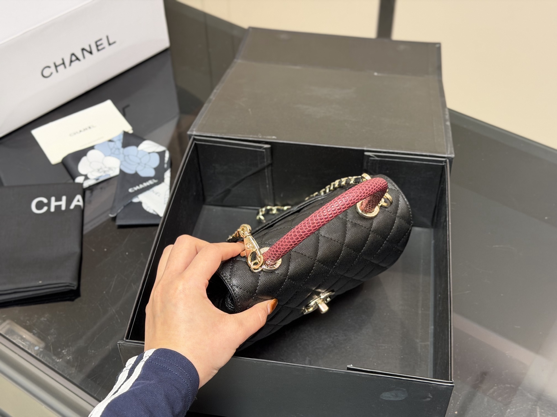 &yen;190 配折叠盒飞机盒 size：23*14cm 香奈儿coco handle 手提包 粒面牛皮材质 原版K金！！