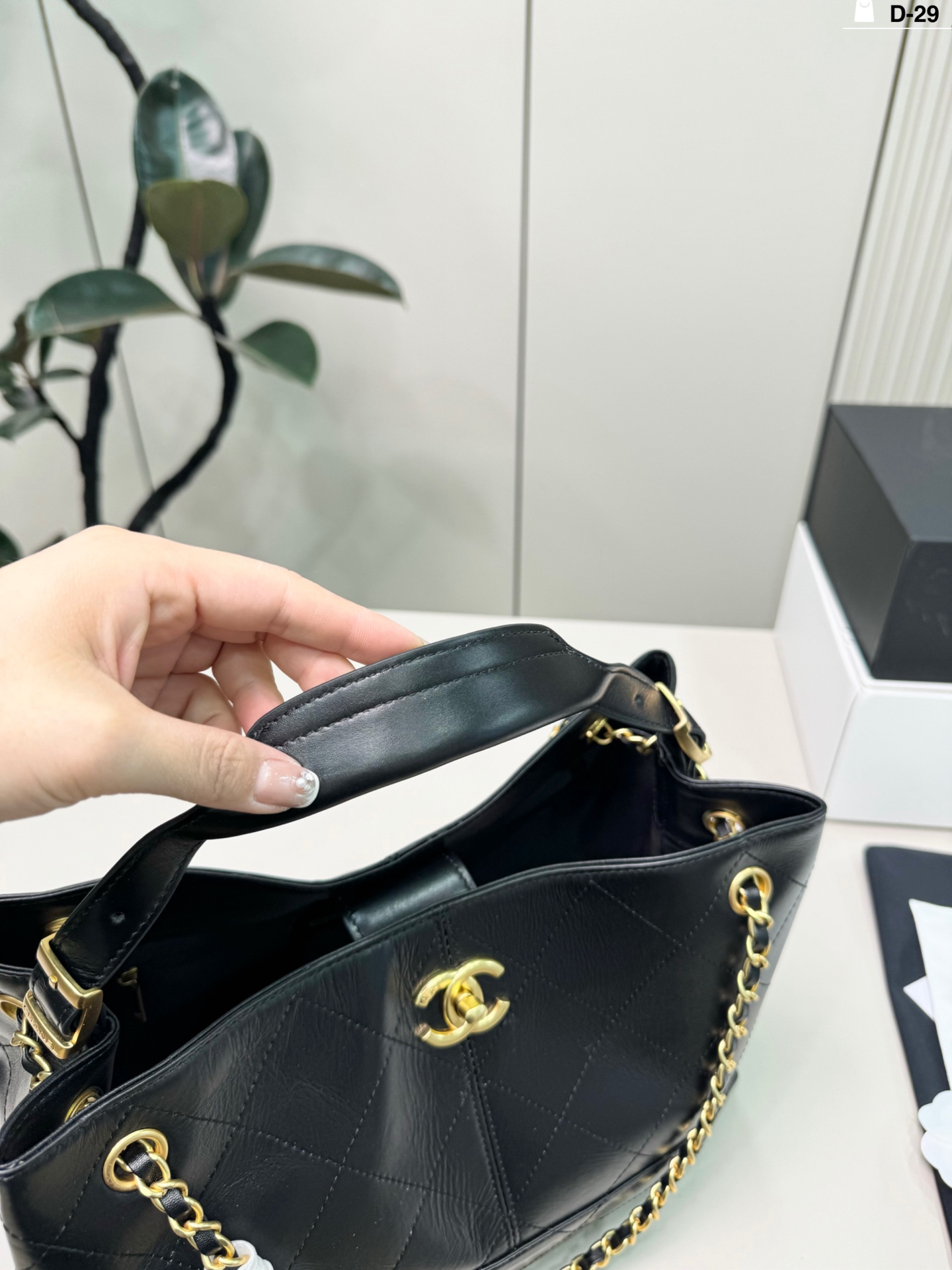 💰p270（羊皮） D-29尺寸34&times;25折叠盒 CHANEL香奈儿25A黑金全皮Hobo包 容量超大，通勤日常都能装下文件，电脑等物品。 实用又时髦，是香奈儿热门款，专柜常断货