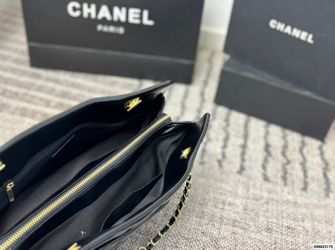 P230⚠️尺寸37*24 香奈儿 Chanel 托特腋下链条⛓️包 经典菱格纹+银色链条,低调又奢华,日常通勤超适合!容量大,内部多隔层,收纳力满分上。链条可调节,单肩or斜挎都OK,实用又时髦,是香奈儿托特包里的热门款!