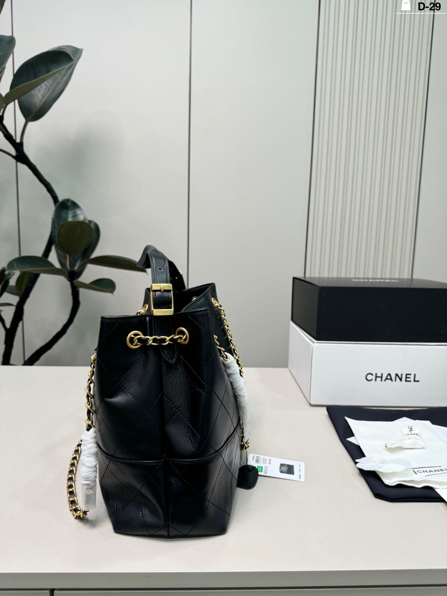 💰p270（羊皮） D-29尺寸34&times;25折叠盒 CHANEL香奈儿25A黑金全皮Hobo包 容量超大，通勤日常都能装下文件，电脑等物品。 实用又时髦，是香奈儿热门款，专柜常断货