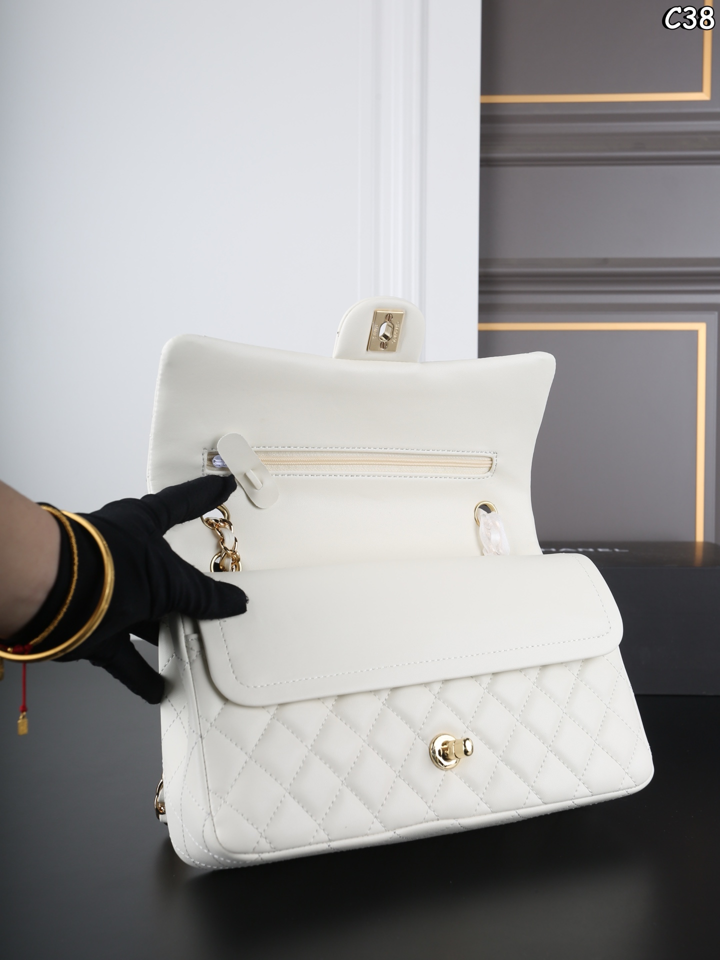 P185 全套礼盒 CHANEL香奈儿 Classic Flap CF 羊皮纹 链条包 口盖包斜挎单肩包 经典永不过时🌟 我真的无法拒绝这款小香[哇R] -黑金羊皮cf中号 经典款就是要配小羊🐑 更能体现出他的优雅 在阳光下光打在包包上真的不要太漂亮 是我心中的白月光了🤍 尺寸：25&times;15