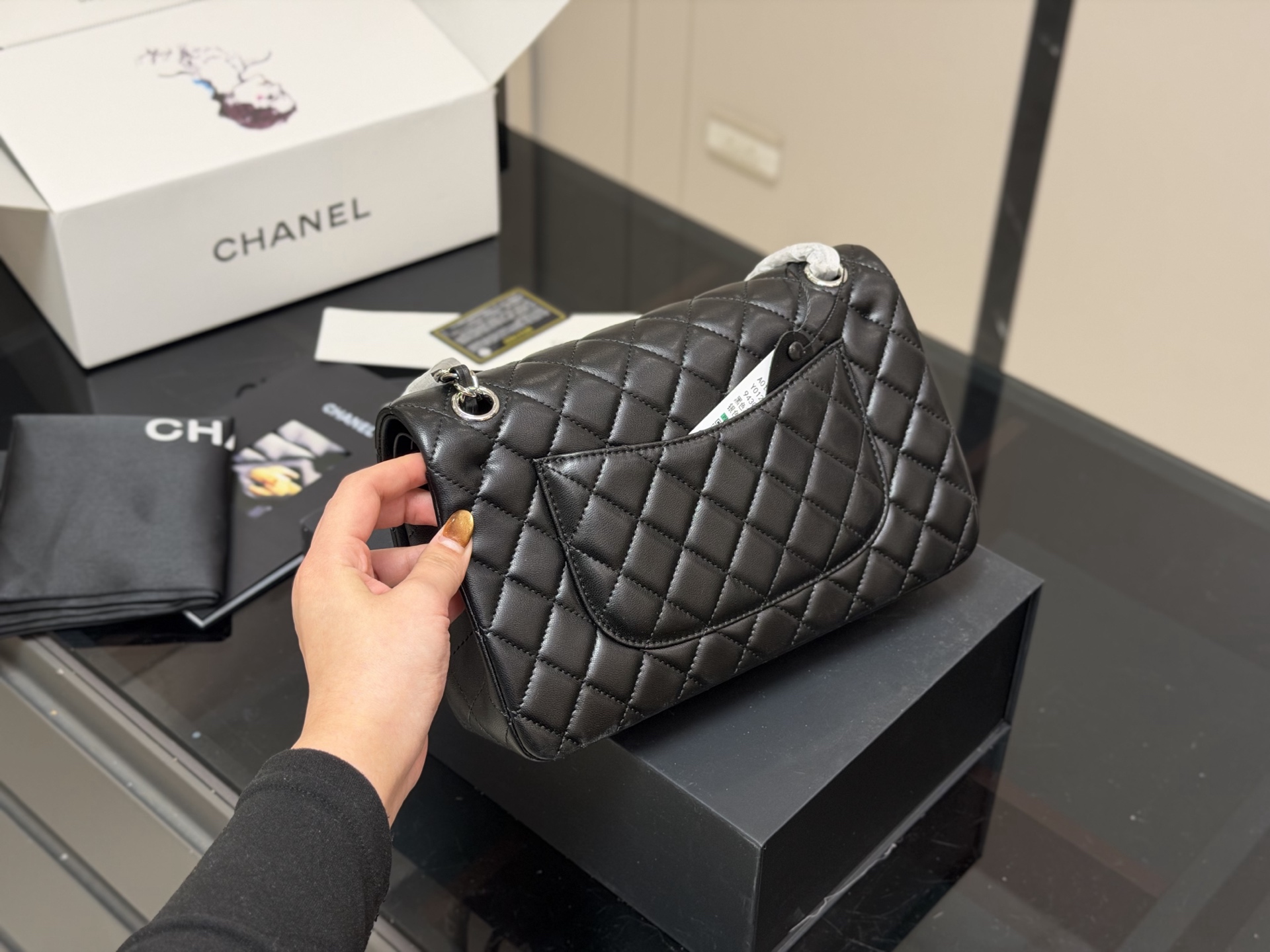 &yen;190 &yen;185 配折叠盒飞机盒 size:25cm 23cm 香奈儿 cf我们一直很用心在做 秒杀其他市面上的货 顶级羊皮纹 很舒服的一种！ 不管您是谁 稳稳hold住哦✔️✔ 四季必备单品！