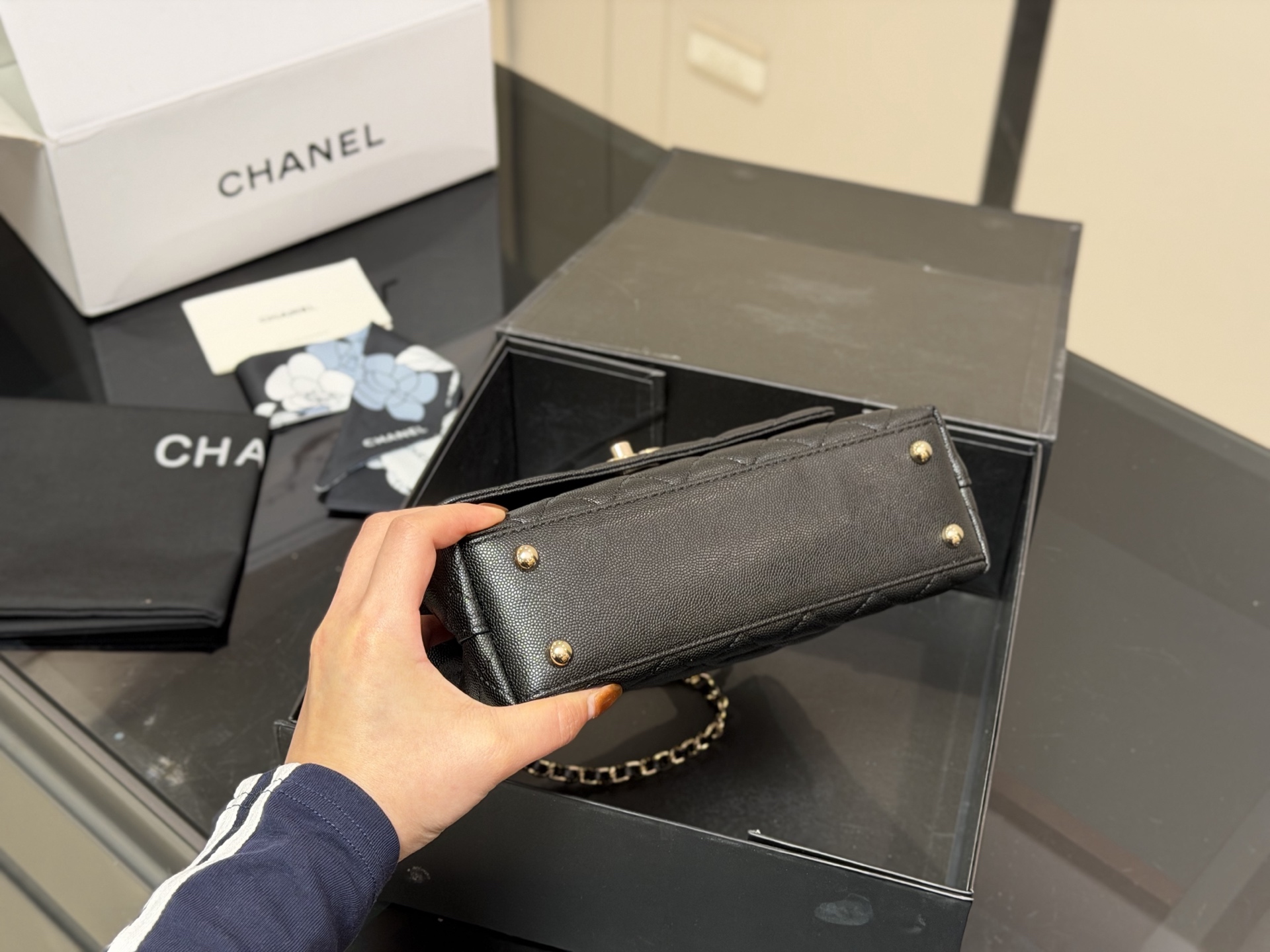 &yen;190 配折叠盒飞机盒 size：23*14cm 香奈儿coco handle 手提包 粒面牛皮材质 原版K金！！