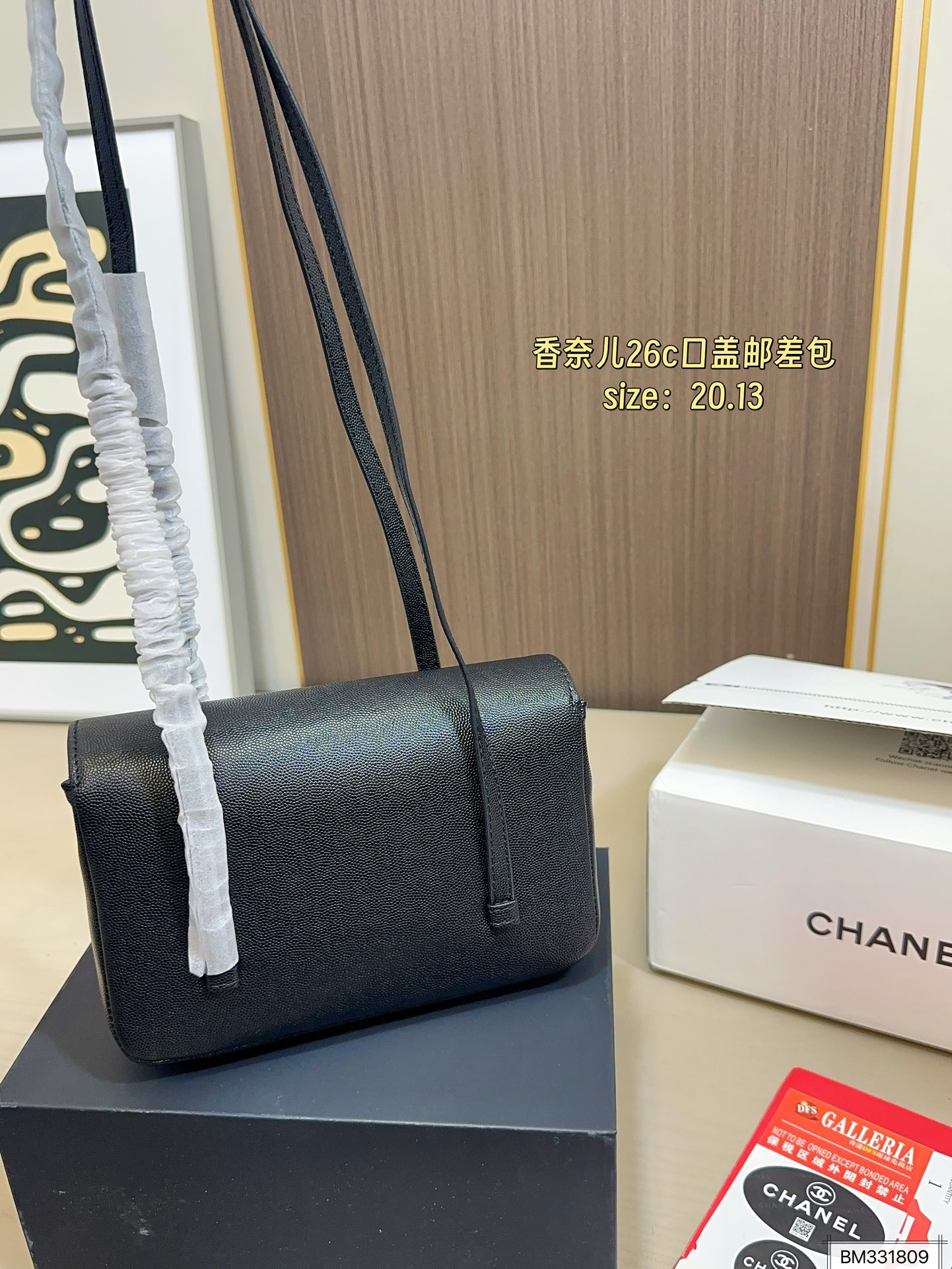 💰125（折叠盒飞机盒） 尺寸20&times;13 Chanel 香奈儿26c口盖邮差包 鱼子酱皮料颗粒感自带高级 比起链条款皮肩带更加舒适 双c logo小号隐藏按扣开合 又酷又时髦，慵懒又随性！