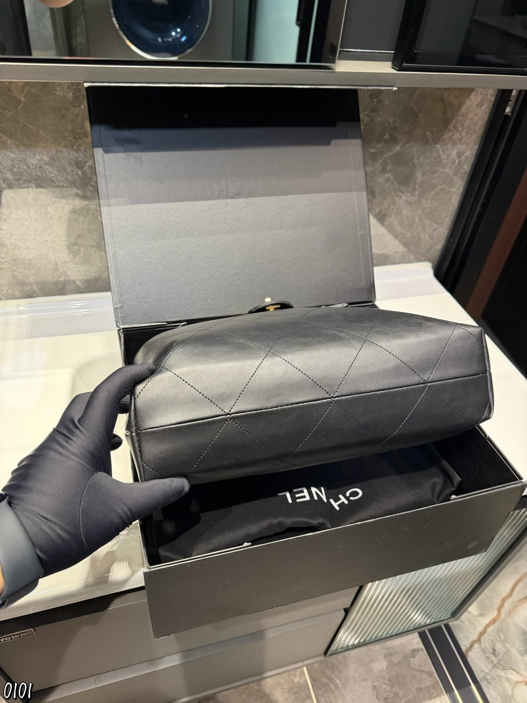 ❤️p165❤️ Chanel 25K Hobo手袋 Chanel 25K Hobo手袋是香奈儿2025秋冬系列新品，亮面小牛皮＋经典菱格纹，质感柔软又高级十。粗链条肩带+双C金属扣，细节精致，容量超大，A4纸都能装下，通勤约会都很适合！黑色百搭，秋冬大衣、成熟套装都能轻松驾驭，情懒随性又实用，是本季热门单品之一尺寸35 28cm