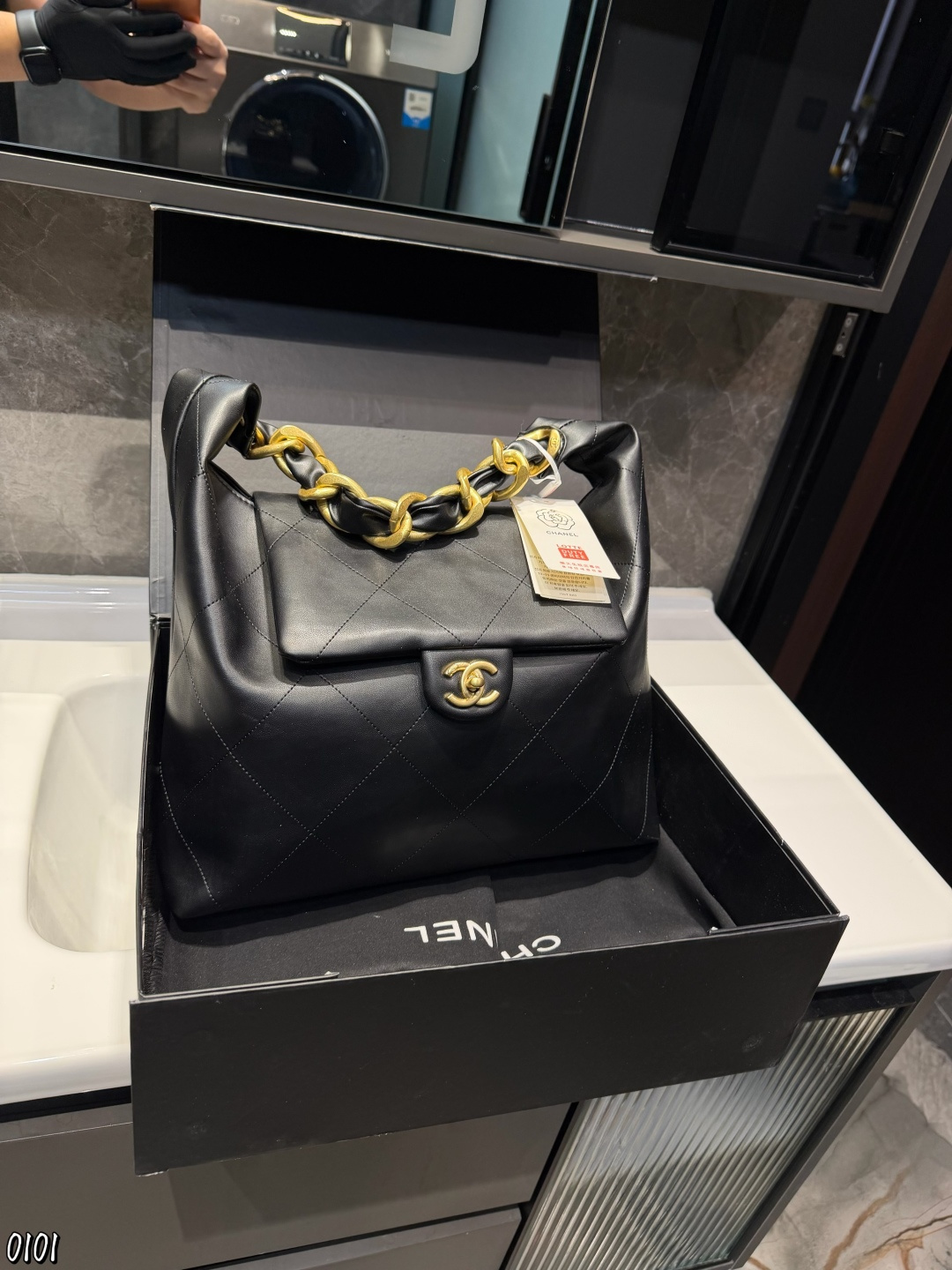 ❤️p165❤️ Chanel 25K Hobo手袋 Chanel 25K Hobo手袋是香奈儿2025秋冬系列新品，亮面小牛皮＋经典菱格纹，质感柔软又高级十。粗链条肩带+双C金属扣，细节精致，容量超大，A4纸都能装下，通勤约会都很适合！黑色百搭，秋冬大衣、成熟套装都能轻松驾驭，情懒随性又实用，是本季热门单品之一尺寸35 28cm