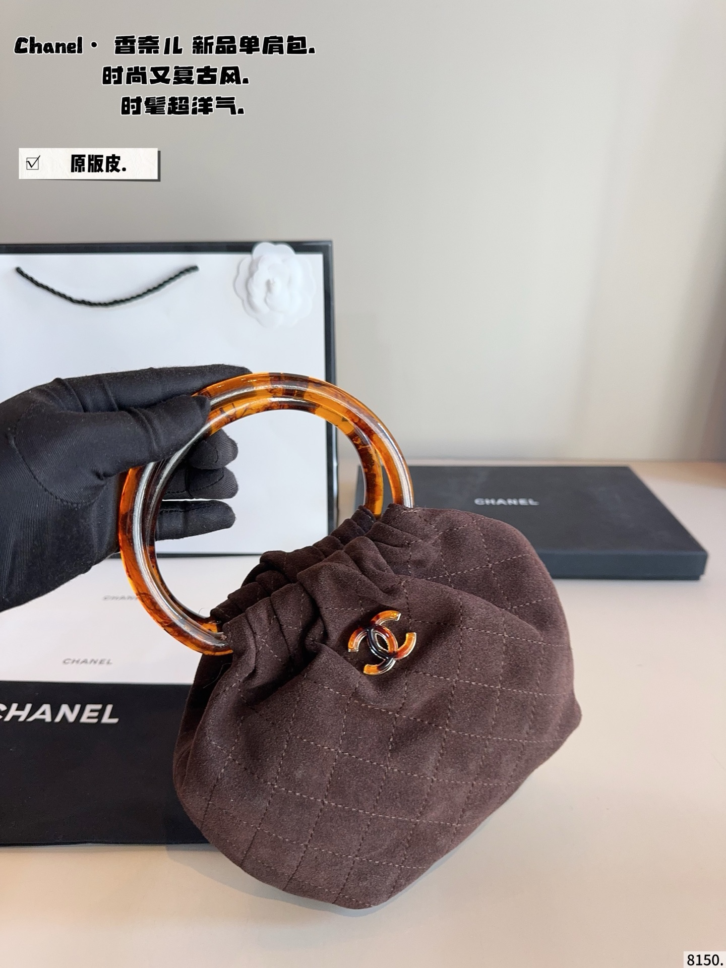 p220.纯皮. chanel香奈儿26c 超精彩的萌物🧉 圆圈小包包好可爱👝 复古玳瑁手柄的设计 透着微微光泽 容易也很客观～手机日用品能放下的哦 材质摸起来触感也很好 超级舒服 推出新系列啦~ 完全是拽姐与甜美的全新组合! 快来寻找属于你的小废包 尺寸：14*8^17cm