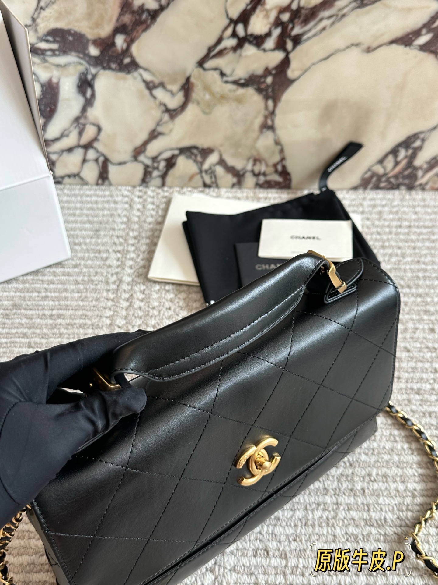 p265 原版皮 今期Chanel終於出爆款了... 剛」上新的CHANEL手工房系列中最熱度最高的應是包包了;特別是掠皮小牛皮的大包包了! 說真的今期的包包款是特別多,拼皮的話灰色是特別吸晴,CHANEL很少推出這種款色,如果是對掠皮很有興趣的小紅薯,是可以沖的!但我是長期使用主義者,這只不是我杯茶! 另外,今年推出了這個CF MINI小掛包(是屬於小皮具);埏 有趣的,手工亦很精美,有DOUBLE FLAP, HAHA;28*17