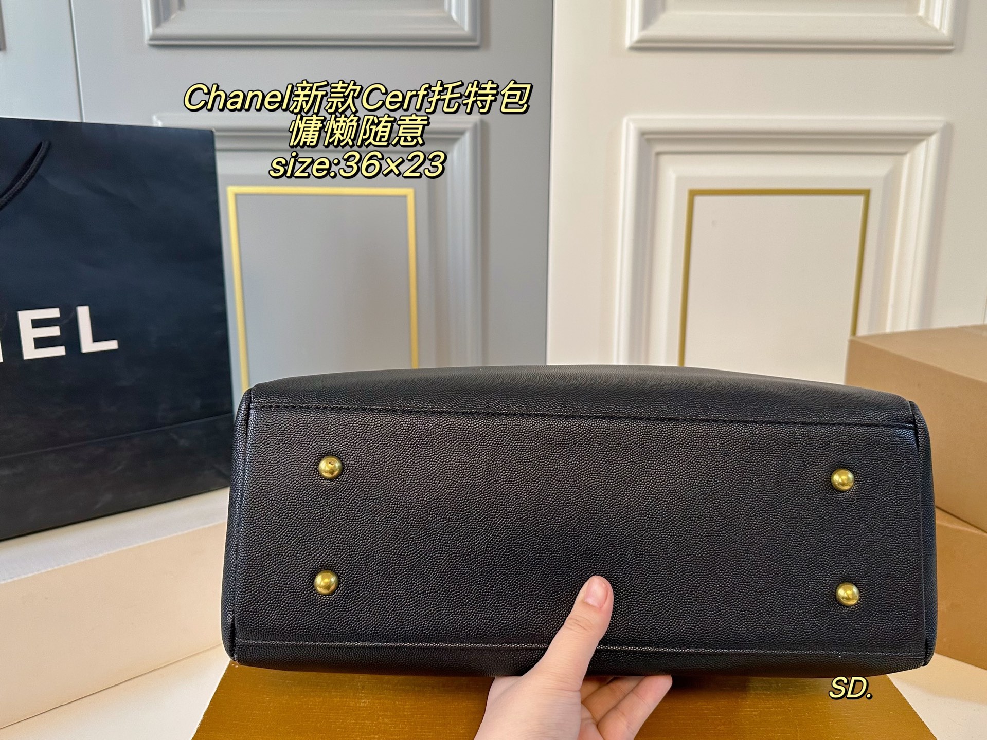 P150（无盒） size：36&times;23 Chanel香奈儿新款Cerf托特包❤️ 简约大方，高级感满满 上身自带氛围感↗️ 温柔慵懒随意感十足✔️ 皮子软软糯糯的质量太好了～ 空间超赞，满足日常出行‼️