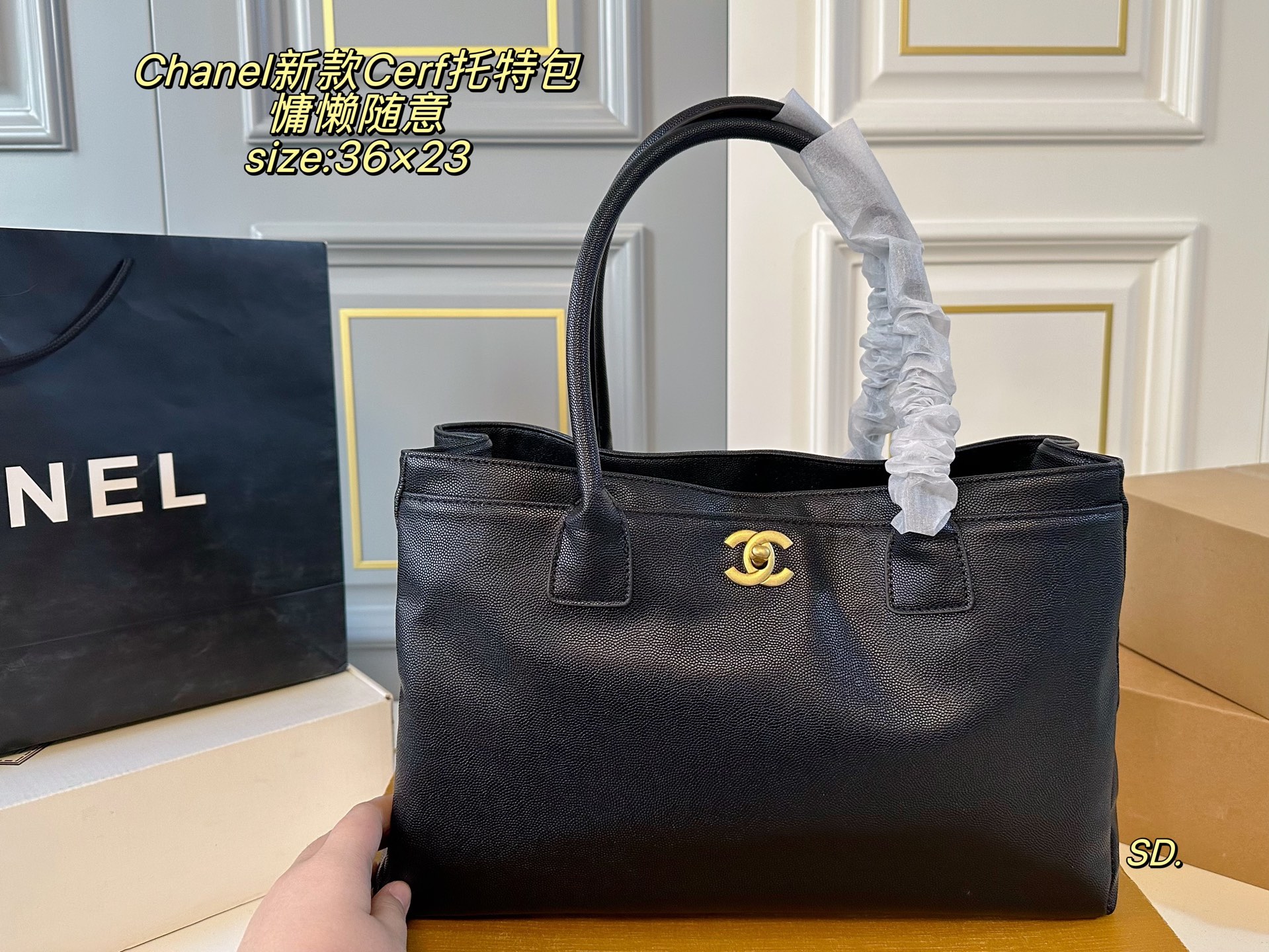 P150（无盒） size：36&times;23 Chanel香奈儿新款Cerf托特包❤️ 简约大方，高级感满满 上身自带氛围感↗️ 温柔慵懒随意感十足✔️ 皮子软软糯糯的质量太好了～ 空间超赞，满足日常出行‼️