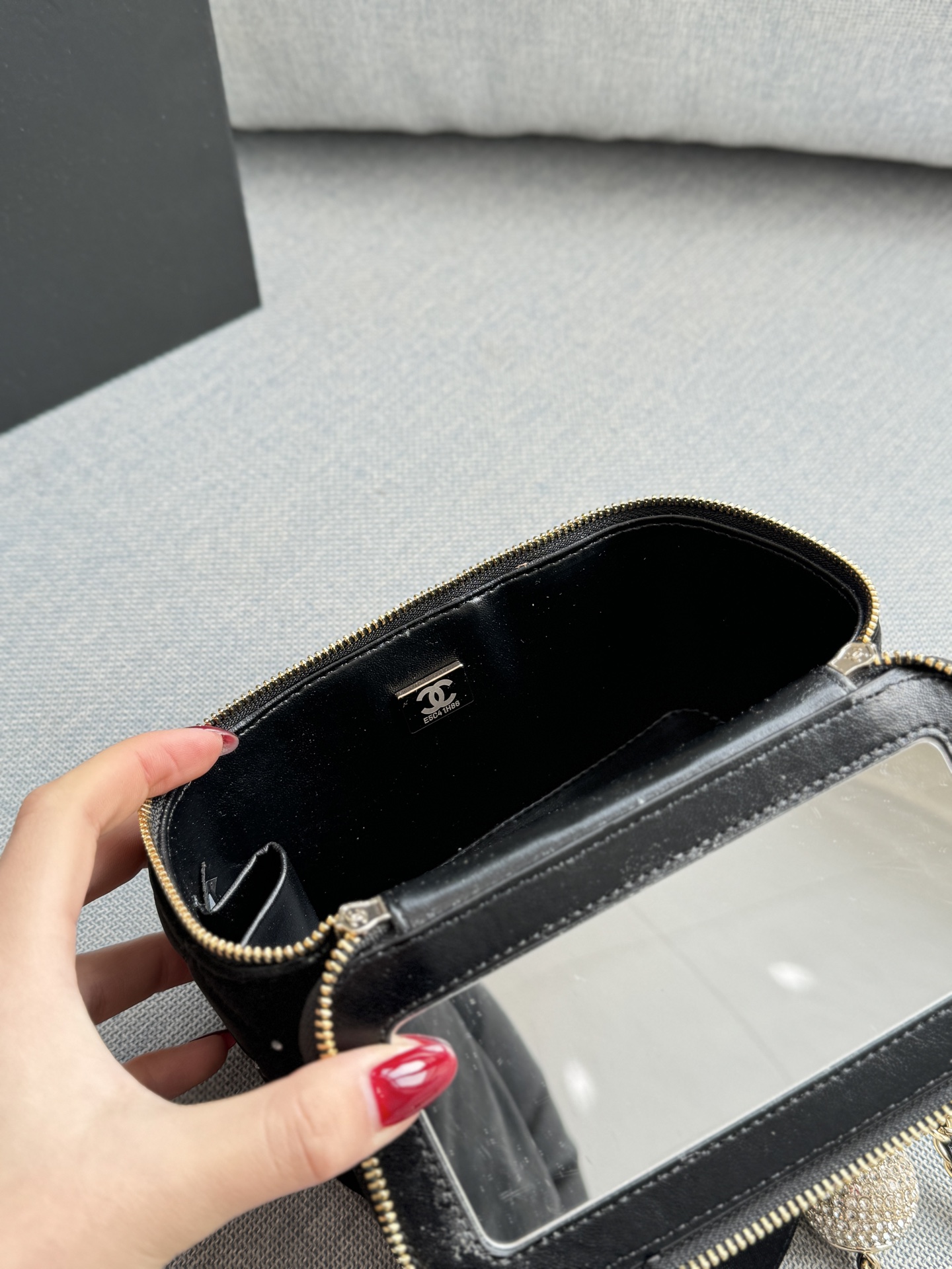 大💰180 小💰160 size：16&times;10/10&times;9 CHANEL香奈儿 25K 天鹅绒 蝴蝶结 钻球 盒子包 链条包 化妆包手提包 兼具时髦和实用性👀 手拎斜挎都🆗容量大又有设计感 这只新款是丝绒材质🦢手感很舒服 配上钉珠在阳光下真的是很闪✨ 上身很有富家千金感 可可爱爱~太讨喜啦