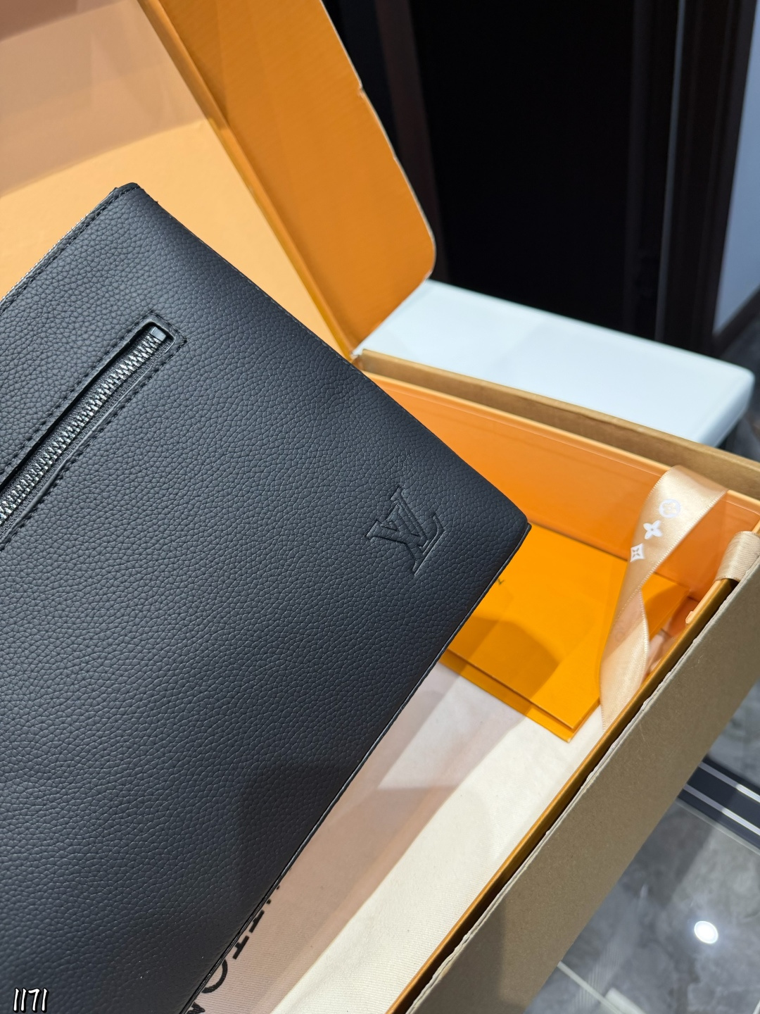 ❤️p110❤️ lv 本款 Takeoff 手拿包为蜡面牛皮革搭配深邃金属件和织物内衬,再令 LV 字母压纹栖身正面一隅,成就商务与休闲场合的精巧之选。充裕空间方便收纳平板电脑,可拆卸腕带实现灵活背携。 22 x 5x30cm