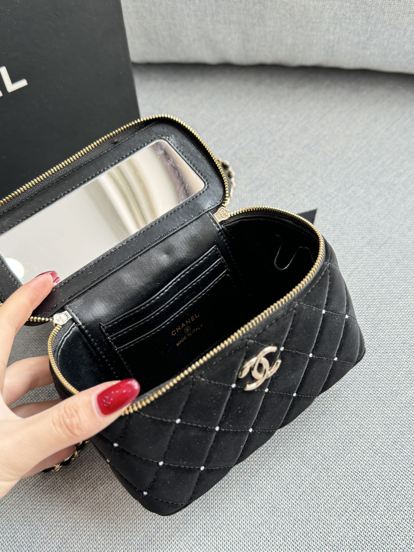 大💰180 小💰160 size：16&times;10/10&times;9 CHANEL香奈儿 25K 天鹅绒 蝴蝶结 钻球 盒子包 链条包 化妆包手提包 兼具时髦和实用性👀 手拎斜挎都🆗容量大又有设计感 这只新款是丝绒材质🦢手感很舒服 配上钉珠在阳光下真的是很闪✨ 上身很有富家千金感 可可爱爱~太讨喜啦