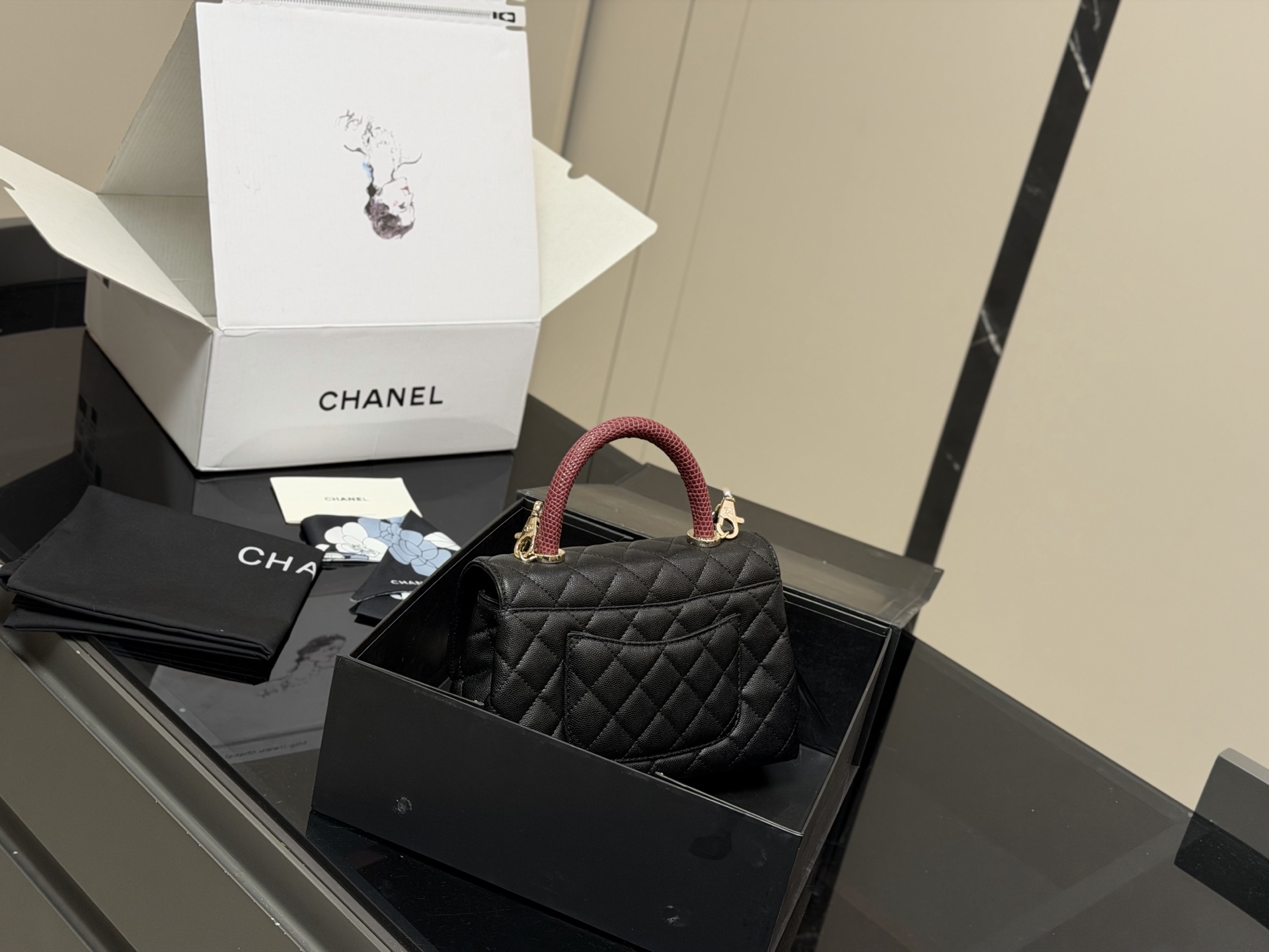 &yen;190 配折叠盒飞机盒 size：23*14cm 香奈儿coco handle 手提包 粒面牛皮材质 原版K金！！