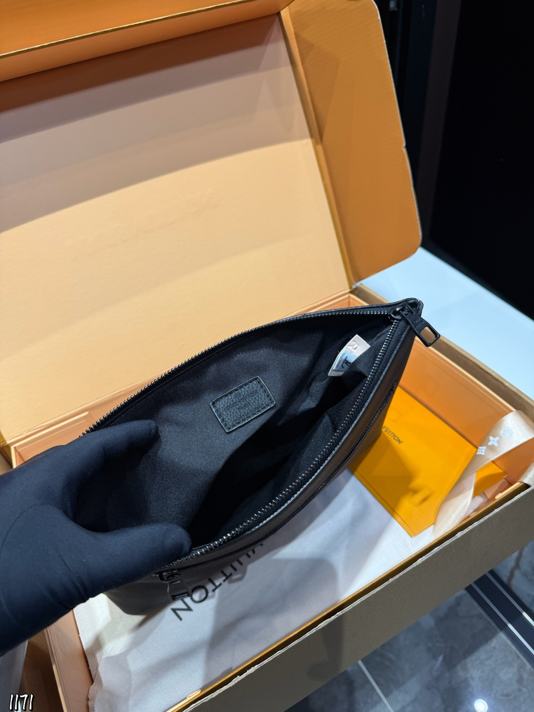 ❤️p110❤️ lv 本款 Takeoff 手拿包为蜡面牛皮革搭配深邃金属件和织物内衬,再令 LV 字母压纹栖身正面一隅,成就商务与休闲场合的精巧之选。充裕空间方便收纳平板电脑,可拆卸腕带实现灵活背携。 22 x 5x30cm