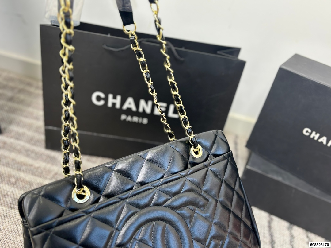 P230⚠️尺寸37*24 香奈儿 Chanel 托特腋下链条⛓️包 经典菱格纹+银色链条,低调又奢华,日常通勤超适合!容量大,内部多隔层,收纳力满分上。链条可调节,单肩or斜挎都OK,实用又时髦,是香奈儿托特包里的热门款!