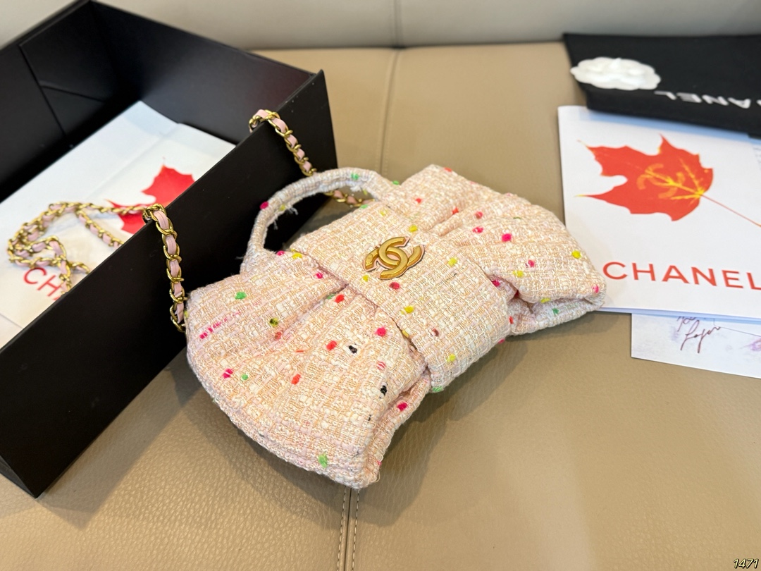 大号&yen;190折叠盒 小号&yen;170双盒 Chanel 香奈儿25K蝴蝶结包 香奈儿2025秋冬系列新品，搭配金色双C Logo，优雅又高级。包型灵感来自蝴蝶结，立体造型超有辨识度，容量适中，通勤或出行都很OK！链条肩带可手提/肩背，实用又时髦。尺寸32 27/21 16