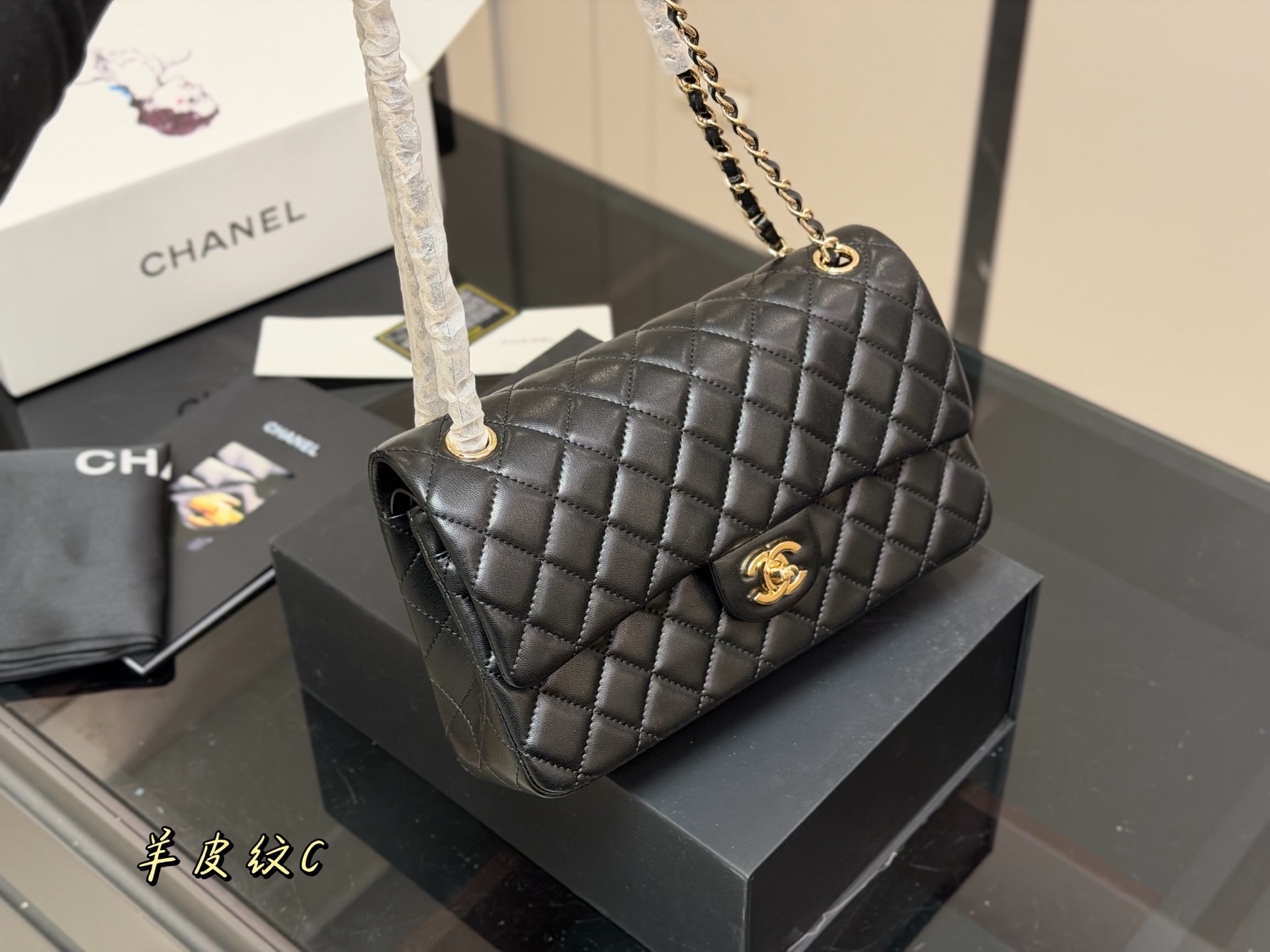 &yen;190 &yen;185 配折叠盒飞机盒 size:25cm 23cm 香奈儿 cf我们一直很用心在做 秒杀其他市面上的货 顶级羊皮纹 很舒服的一种！ 不管您是谁 稳稳hold住哦✔️✔ 四季必备单品！