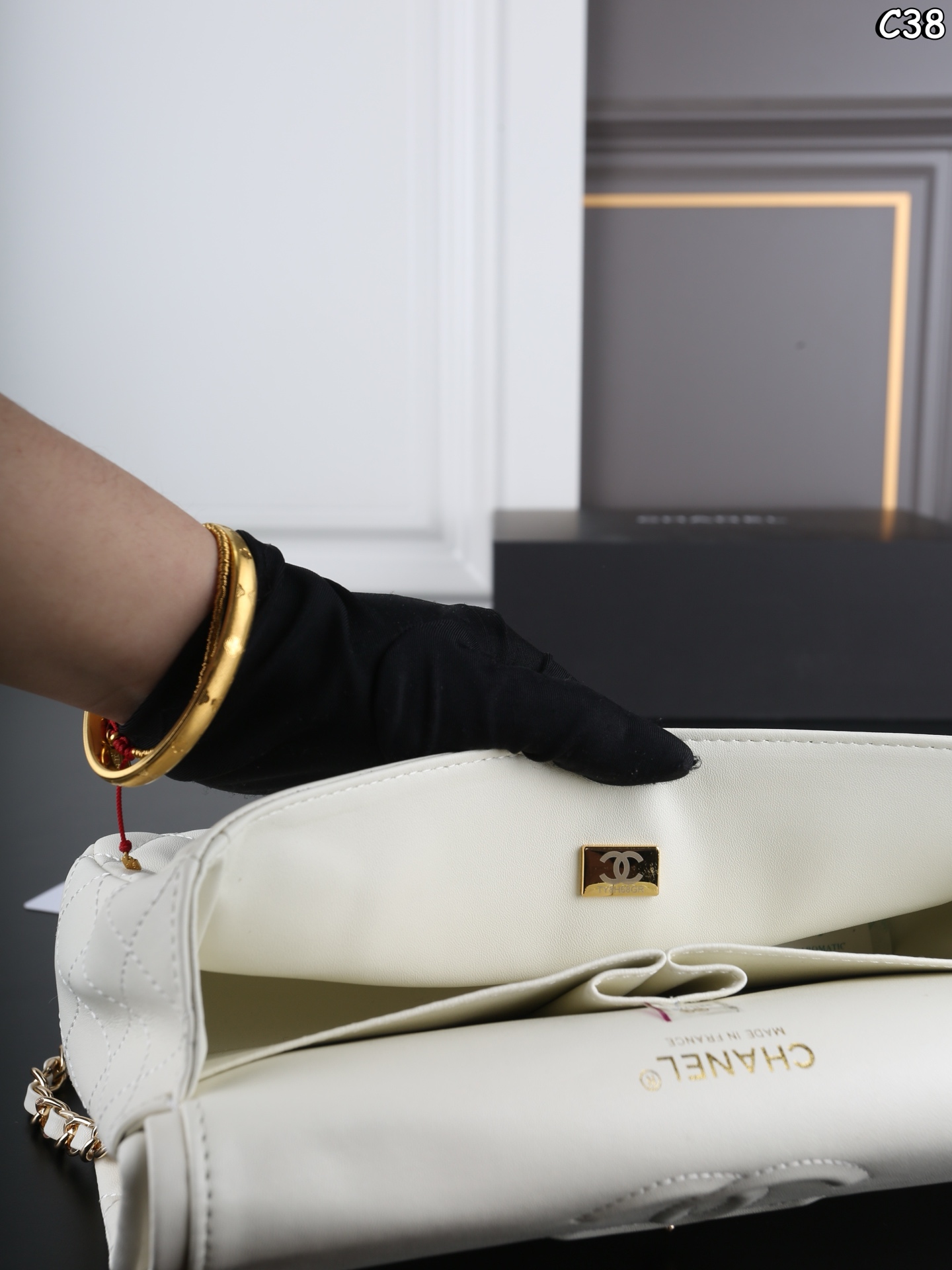 P185 全套礼盒 CHANEL香奈儿 Classic Flap CF 羊皮纹 链条包 口盖包斜挎单肩包 经典永不过时🌟 我真的无法拒绝这款小香[哇R] -黑金羊皮cf中号 经典款就是要配小羊🐑 更能体现出他的优雅 在阳光下光打在包包上真的不要太漂亮 是我心中的白月光了🤍 尺寸：25&times;15