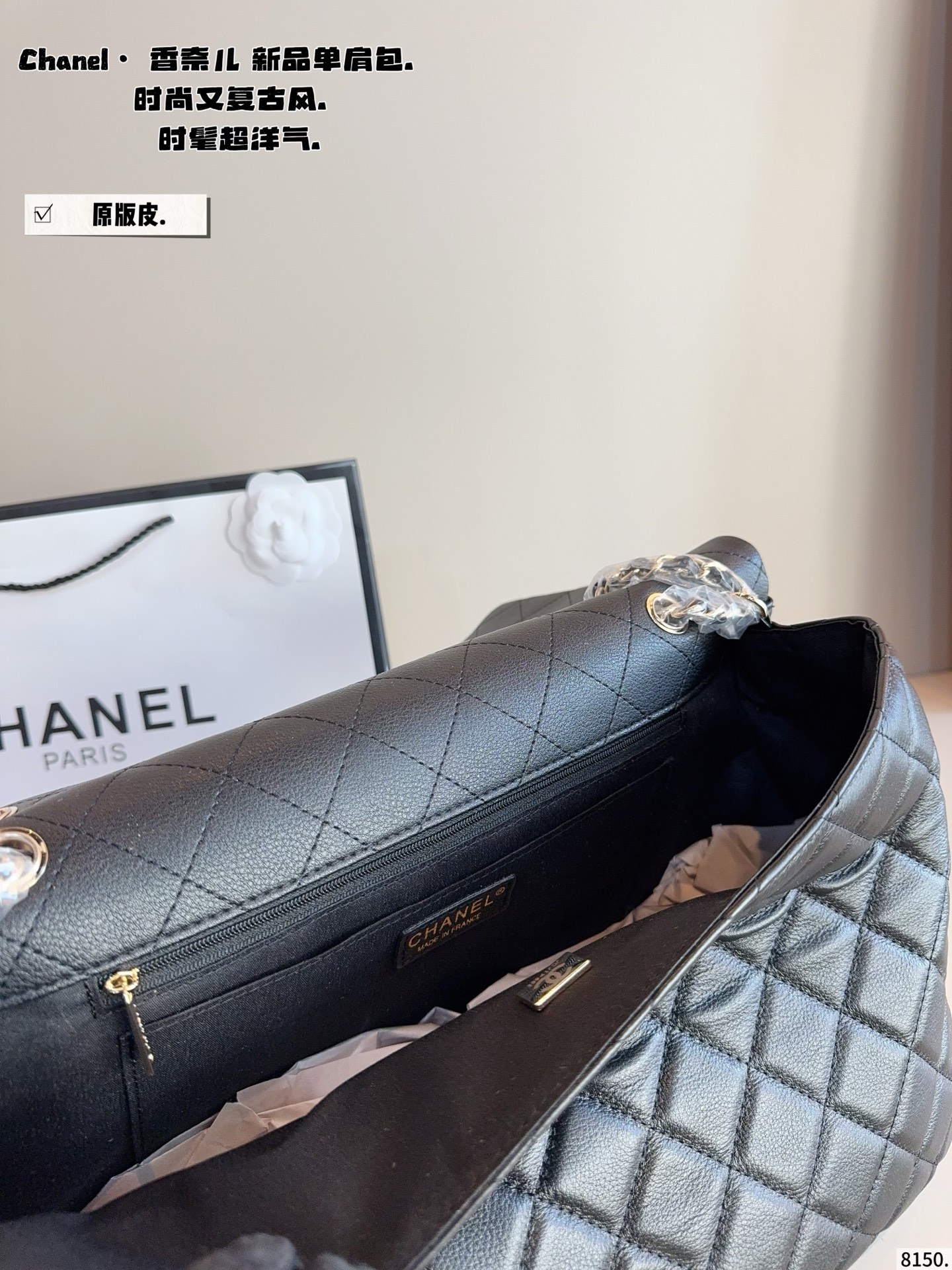 p310 香奈儿外缝线 机场包.好喜欢这种手工缝制感 菱格交错的缝线， 织于柔软的CF表面， 手工痕迹更凸显， 也保留了香奈儿标志元素， 越用越有味道，越旧越有味道尺寸/39*11*27cm