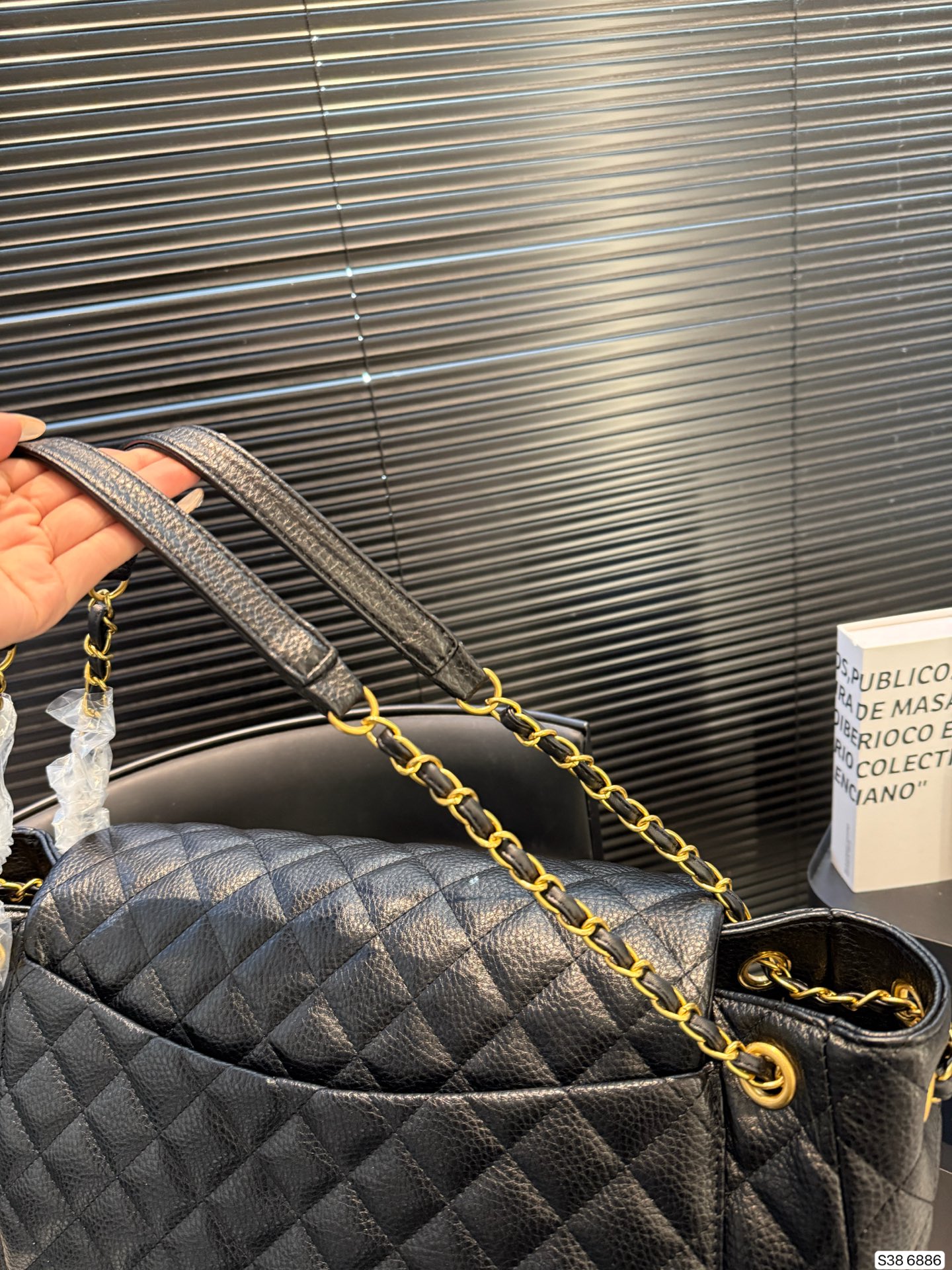 P240牛皮香奈儿要帅起来 一只Chanel就够了！ 🖤Chanel黑银 口袋大tote 很特别的款～ 可以单肩/斜挎/流浪 容量很大 牛皮很耐造 尺寸42 31 货号6886