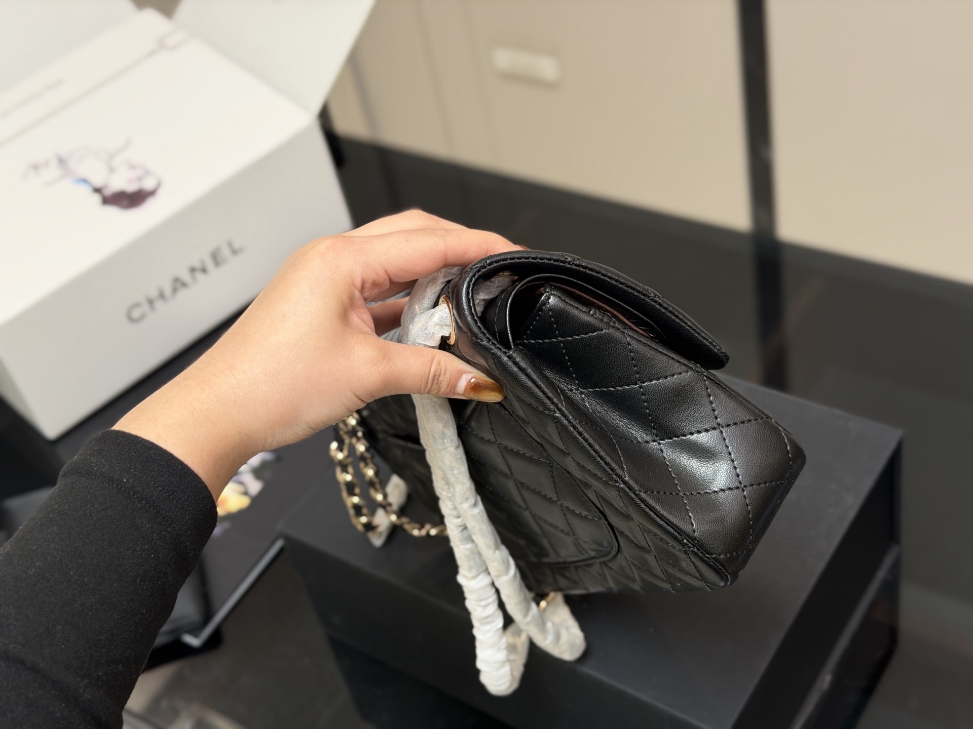 &yen;190 &yen;185 配折叠盒飞机盒 size:25cm 23cm 香奈儿 cf我们一直很用心在做 秒杀其他市面上的货 顶级羊皮纹 很舒服的一种！ 不管您是谁 稳稳hold住哦✔️✔ 四季必备单品！