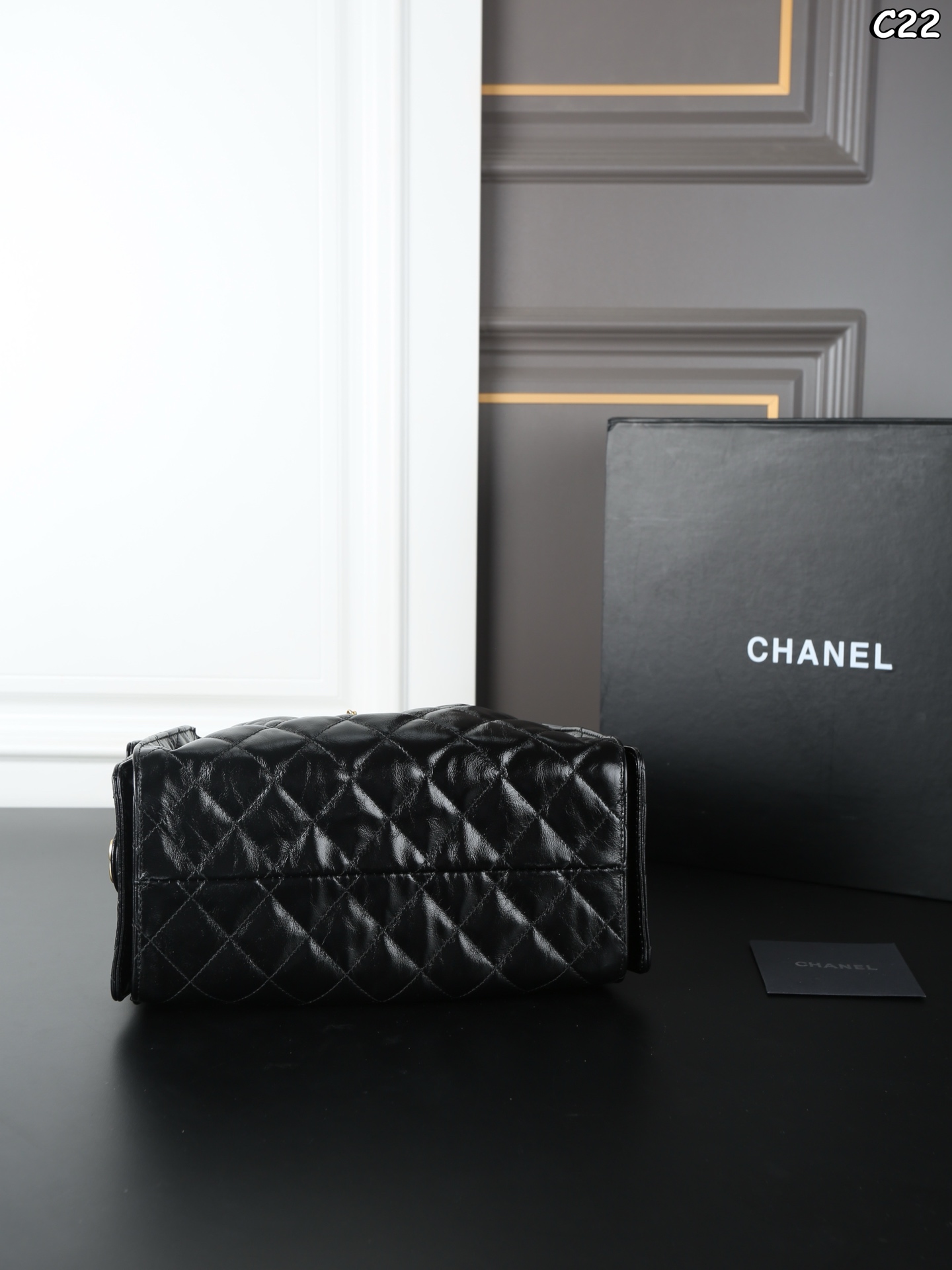 大号P310 折叠盒 小号P280 折叠盒 CHANEL香奈儿 25Bag 25C 油蜡皮 HOBO 抽绳水桶包 链条包腋下包单肩包 慵懒的hobo包型搭配粗金属链条，多口袋设计兼具实用性与装饰性，油蜡小牛皮很酷很美容量又大，25c hobo包却又很轻便，太爱啦[烟花R]看她在阳光底下闪闪发光诶～ 尺寸：30&times;29/26&times;19