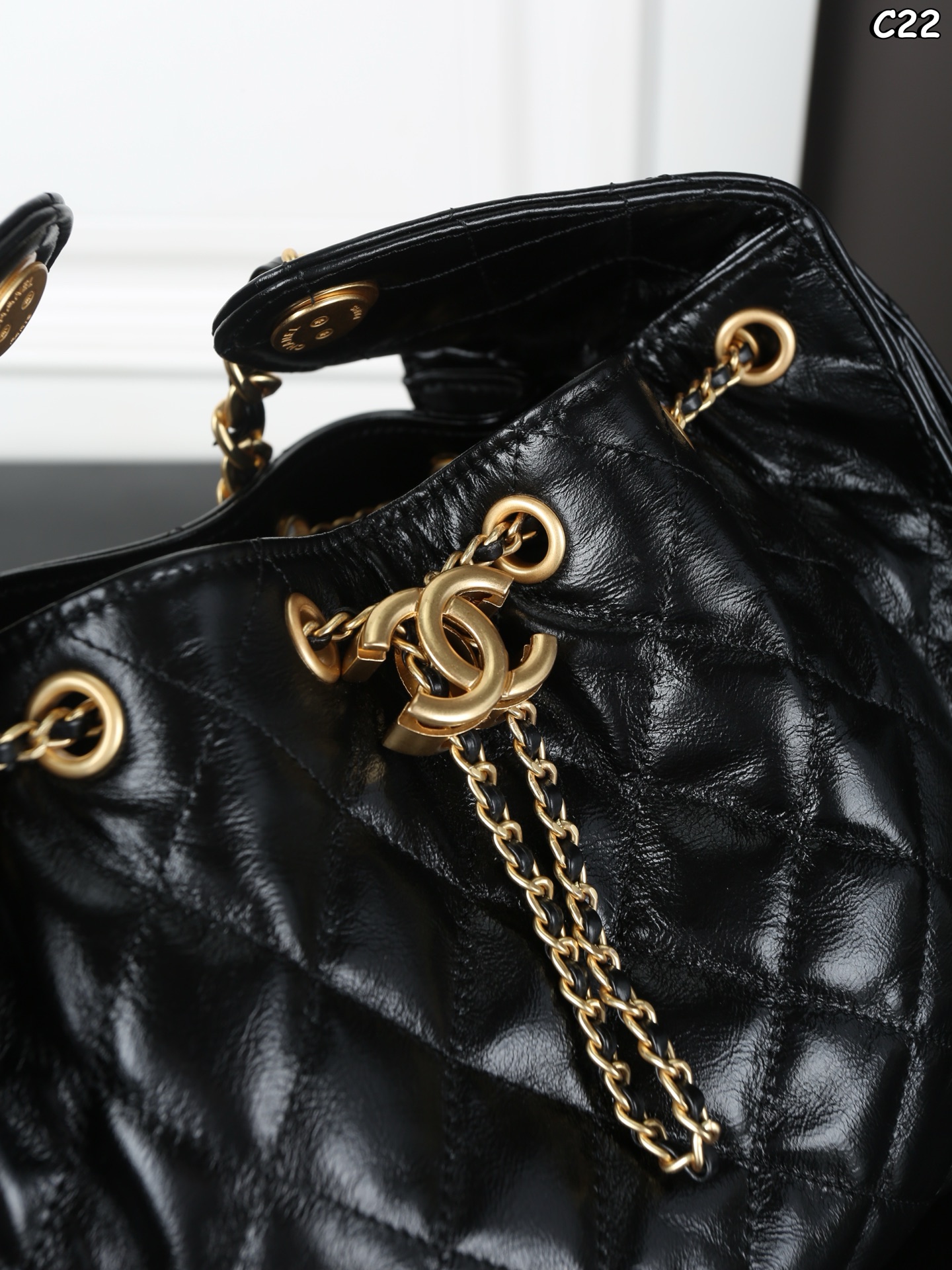 大号P310 折叠盒 小号P280 折叠盒 CHANEL香奈儿 25Bag 25C 油蜡皮 HOBO 抽绳水桶包 链条包腋下包单肩包 慵懒的hobo包型搭配粗金属链条，多口袋设计兼具实用性与装饰性，油蜡小牛皮很酷很美容量又大，25c hobo包却又很轻便，太爱啦[烟花R]看她在阳光底下闪闪发光诶～ 尺寸：30&times;29/26&times;19