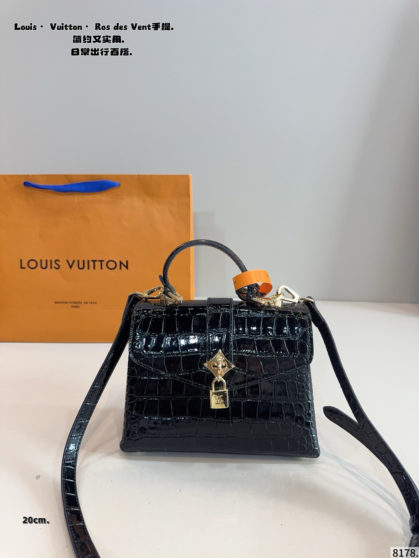 p180p170配礼盒🎁. LV Capucines bb 手提包 今年最多明星街拍的LV包包你能想到哪些款式呢？恐怕大多女性都会把目光锁定到柔软的荔枝纹Taurillon系列吧，因为全都是高端之选，无论是休闲商务都是最有品味的，Capucines bb 设计很有亮点，几乎是人见人爱的，在明星街拍中也最常见到，范冰冰、高圆圆等明星都是它的忠粉呢，尺寸小巧的迷你包，比起大号要显得甜美许多，尺寸：大号27*9*18/20*7*13cm