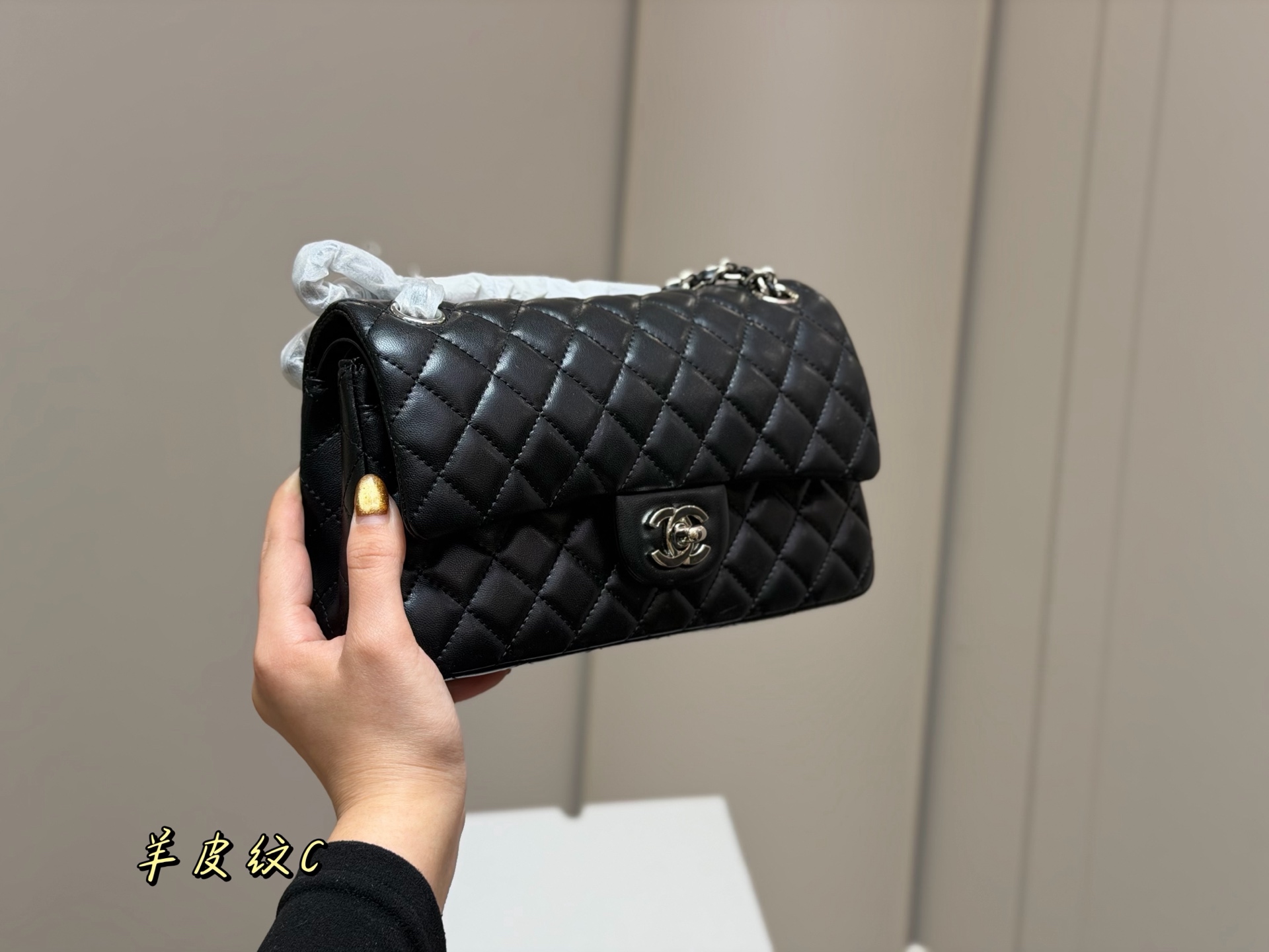 &yen;190 &yen;185 配折叠盒飞机盒 size:25cm 23cm 香奈儿 cf我们一直很用心在做 秒杀其他市面上的货 顶级羊皮纹 很舒服的一种！ 不管您是谁 稳稳hold住哦✔️✔ 四季必备单品！