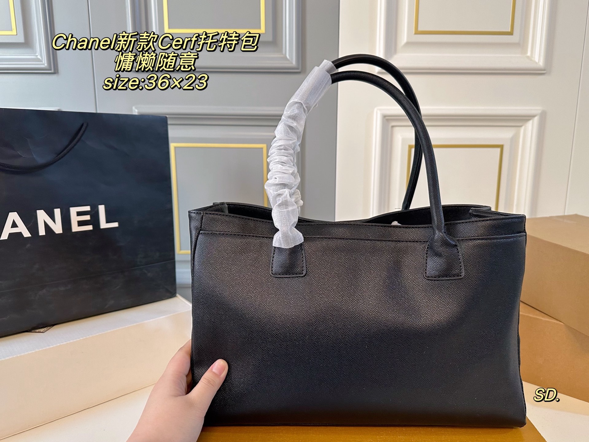 P150（无盒） size：36&times;23 Chanel香奈儿新款Cerf托特包❤️ 简约大方，高级感满满 上身自带氛围感↗️ 温柔慵懒随意感十足✔️ 皮子软软糯糯的质量太好了～ 空间超赞，满足日常出行‼️