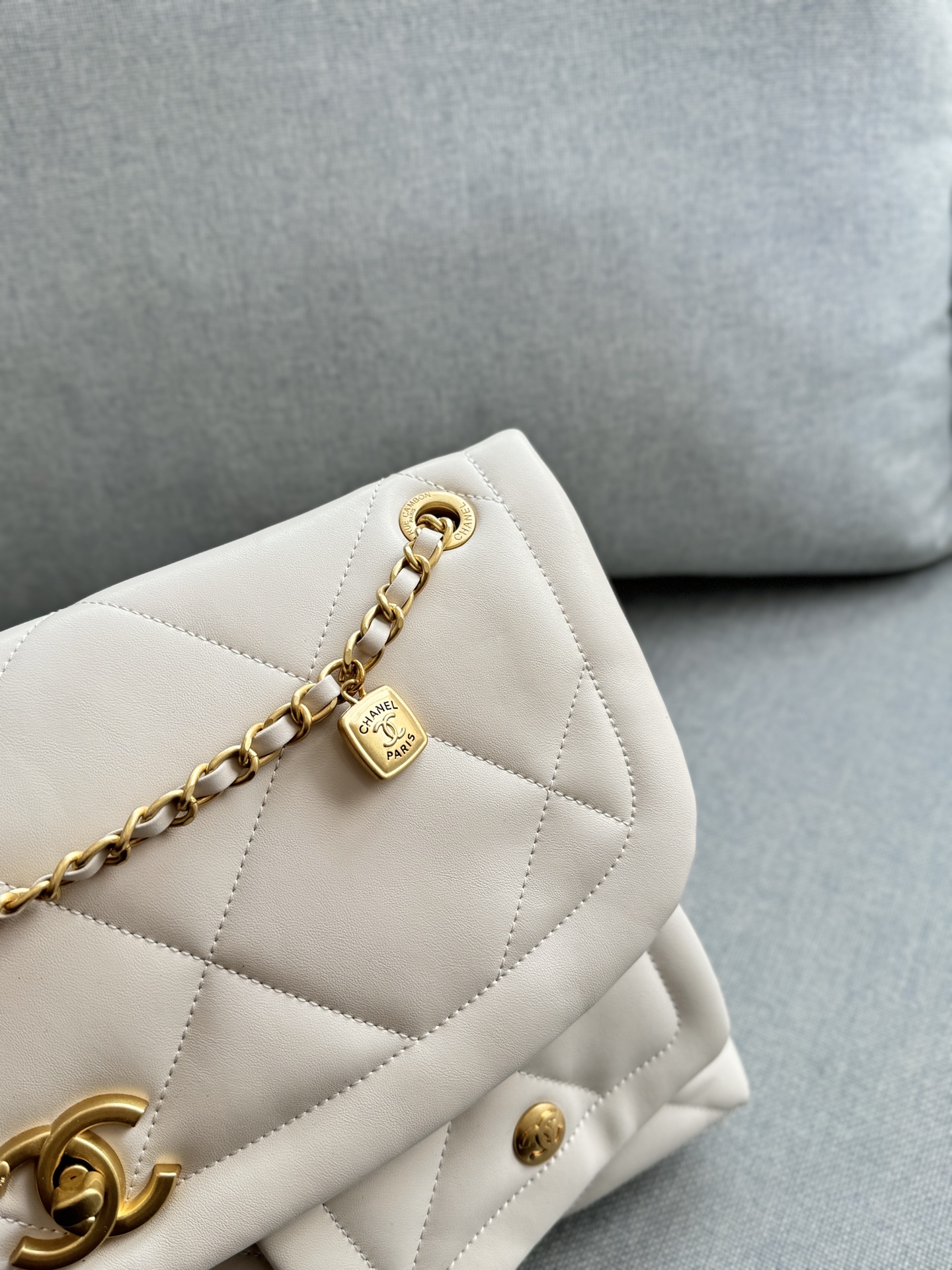 💰220 size：39&times;26 CHANEL香奈儿 25K 链条包 托特包 腋下包单肩包 复古腔调拉满又有hobo的随性慵懒.把优雅跟松弛融合的恰当好处.包型软乎乎，随手一搭就很有范 复古小香风包包，提升穿搭质感的秘密武器