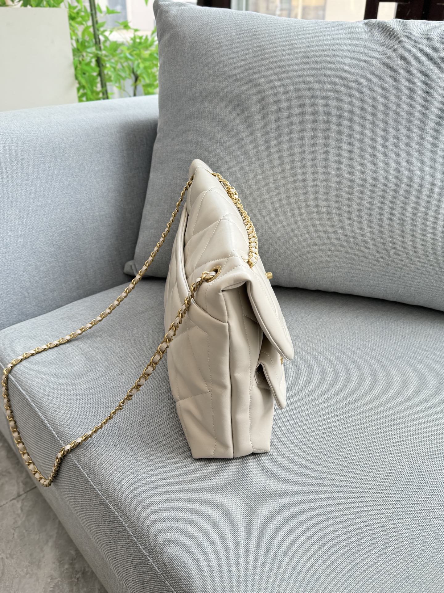 💰220 size：39&times;26 CHANEL香奈儿 25K 链条包 托特包 腋下包单肩包 复古腔调拉满又有hobo的随性慵懒.把优雅跟松弛融合的恰当好处.包型软乎乎，随手一搭就很有范 复古小香风包包，提升穿搭质感的秘密武器