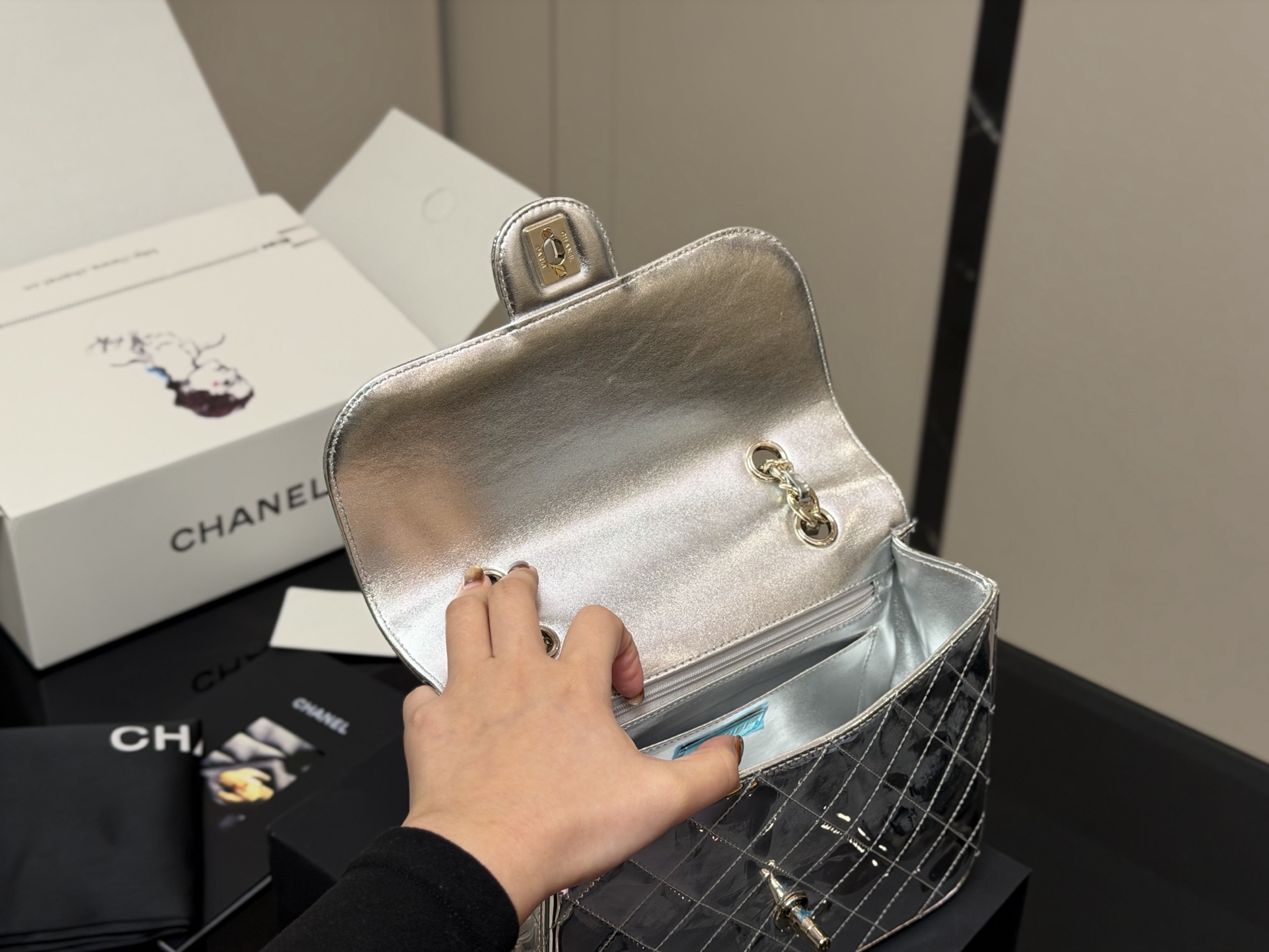 &yen;215 配折叠盒 size：24*19cm 香奈儿 24C 漆皮双肩包 这个真的是太太太好看了! 金的刚刚好不俗艳不张扬很能装！ ⚠️还有小星星⭐️哦！