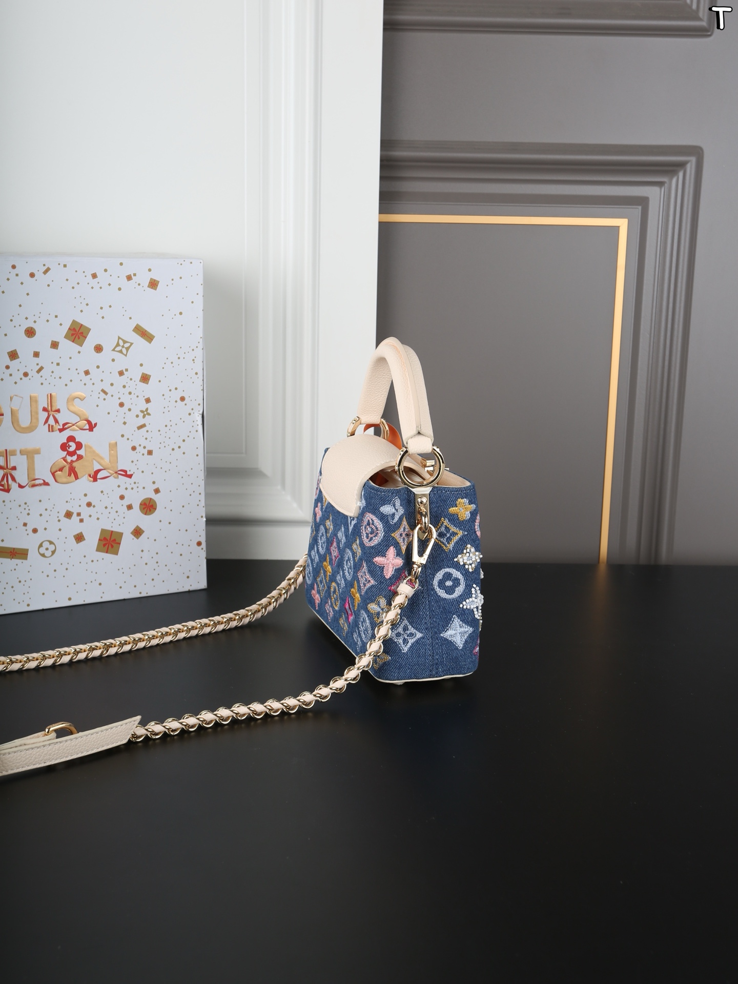 大P220 折叠盒 小P215 折叠盒 LV Capucines 珐琅logo 丹宁牛仔布 卡普辛手提包 单肩斜挎手提包 LV牛仔系列永远都不会出错的好看 太爱这款小牛仔包啦 经典包型别错过～ 白贝母标高级感满满 尺寸：27&times;18/20&times;13.5