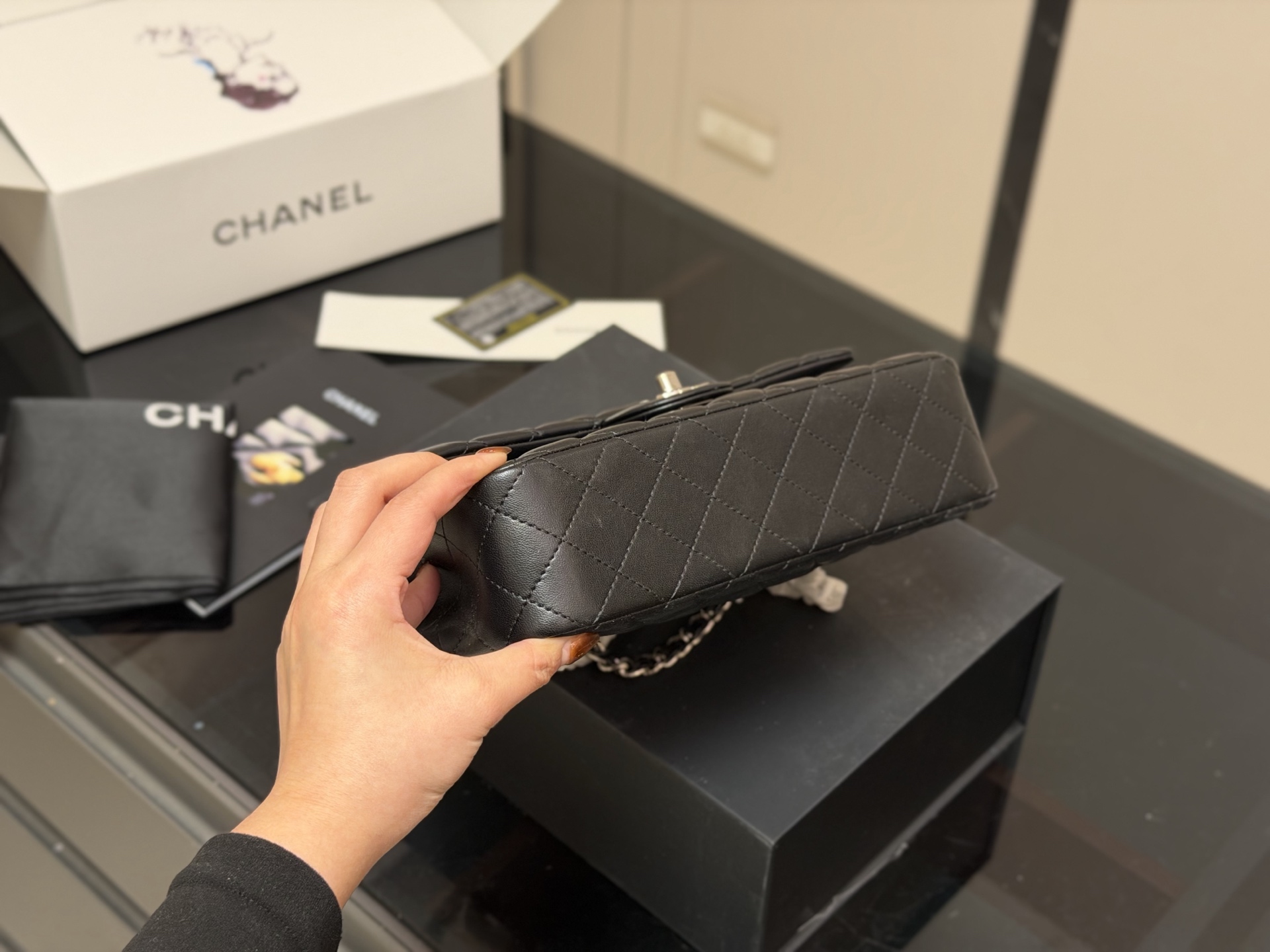 &yen;190 &yen;185 配折叠盒飞机盒 size:25cm 23cm 香奈儿 cf我们一直很用心在做 秒杀其他市面上的货 顶级羊皮纹 很舒服的一种！ 不管您是谁 稳稳hold住哦✔️✔ 四季必备单品！