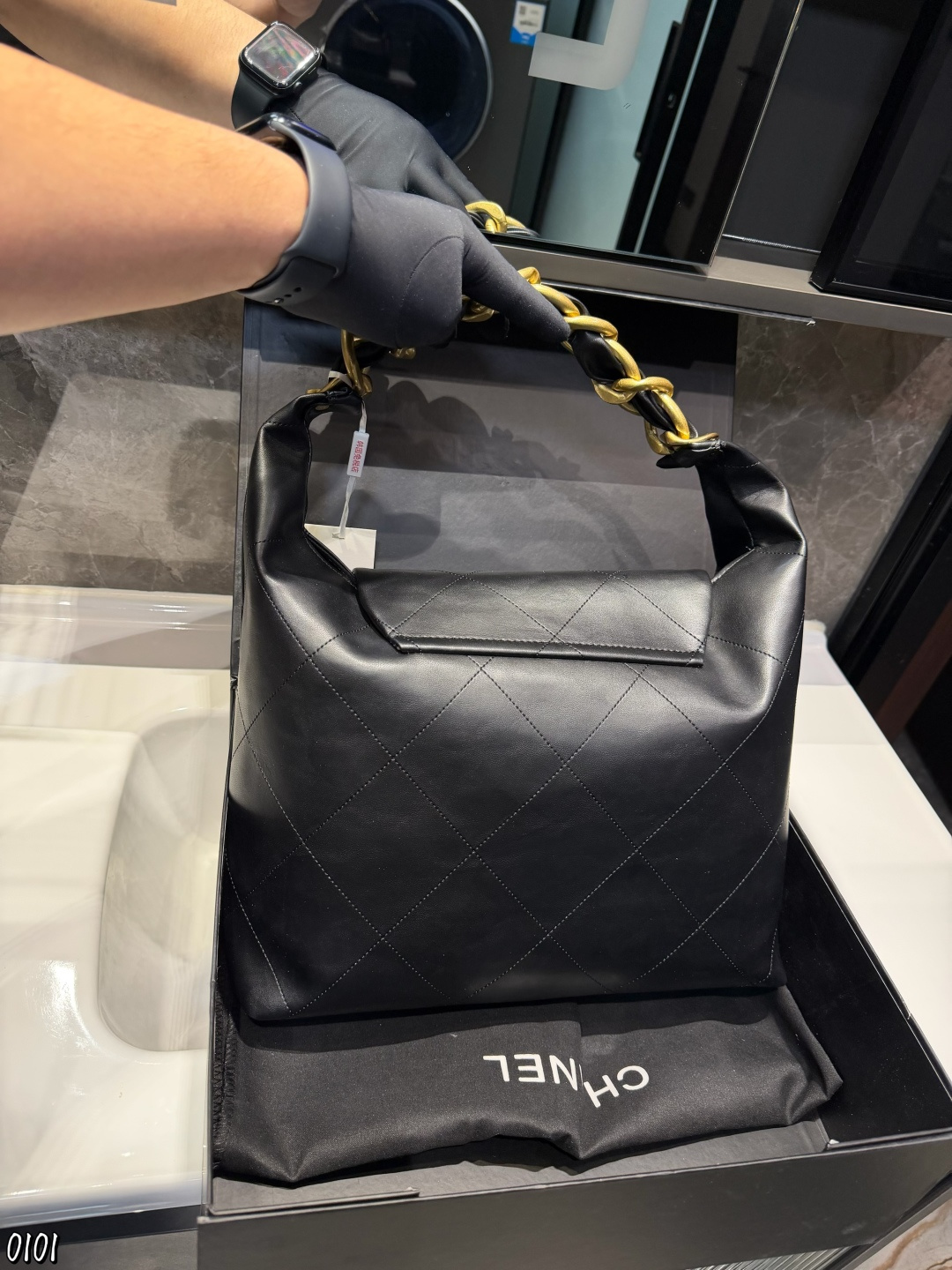 ❤️p165❤️ Chanel 25K Hobo手袋 Chanel 25K Hobo手袋是香奈儿2025秋冬系列新品，亮面小牛皮＋经典菱格纹，质感柔软又高级十。粗链条肩带+双C金属扣，细节精致，容量超大，A4纸都能装下，通勤约会都很适合！黑色百搭，秋冬大衣、成熟套装都能轻松驾驭，情懒随性又实用，是本季热门单品之一尺寸35 28cm