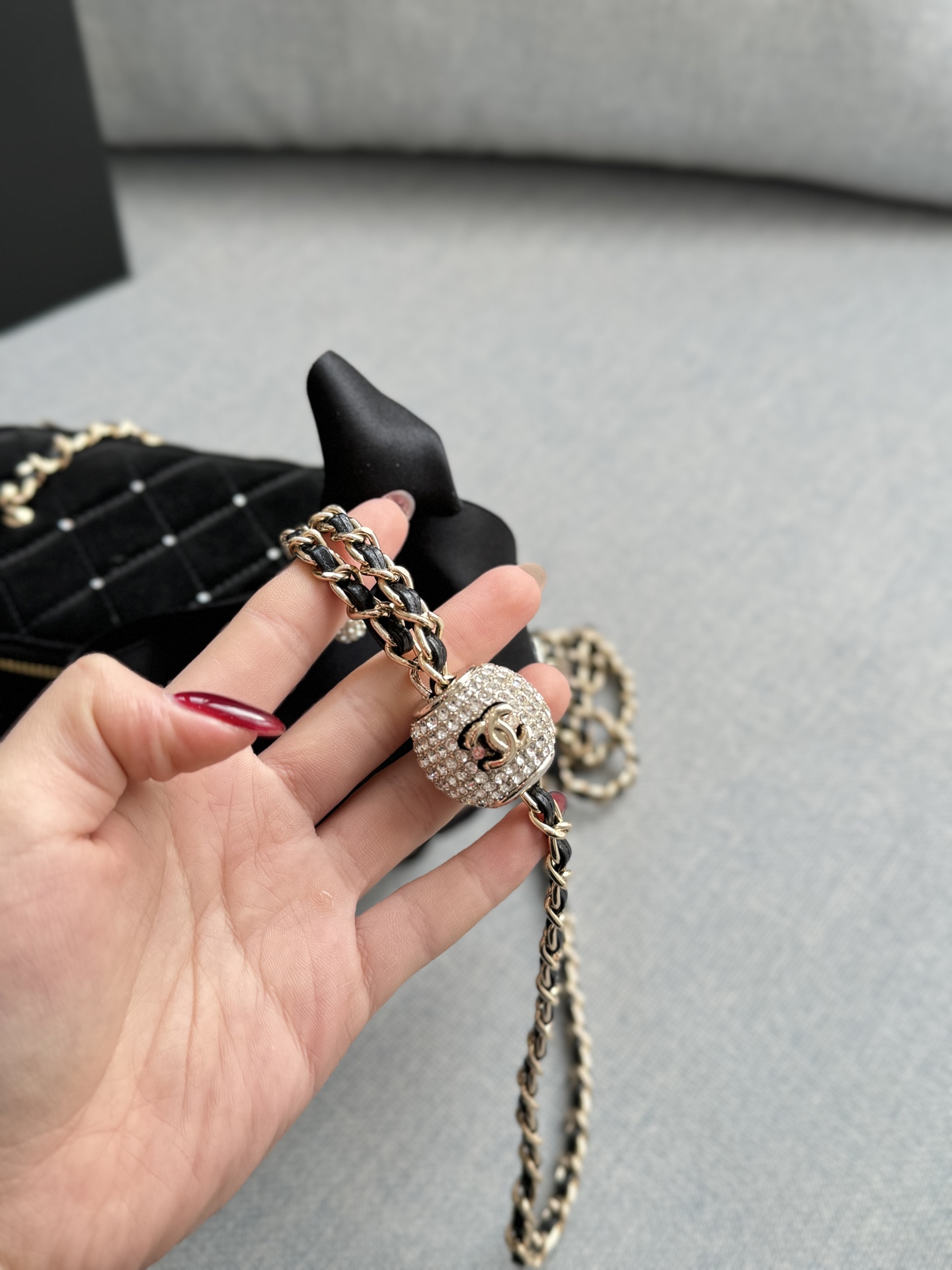 大💰180 小💰160 size：16&times;10/10&times;9 CHANEL香奈儿 25K 天鹅绒 蝴蝶结 钻球 盒子包 链条包 化妆包手提包 兼具时髦和实用性👀 手拎斜挎都🆗容量大又有设计感 这只新款是丝绒材质🦢手感很舒服 配上钉珠在阳光下真的是很闪✨ 上身很有富家千金感 可可爱爱~太讨喜啦