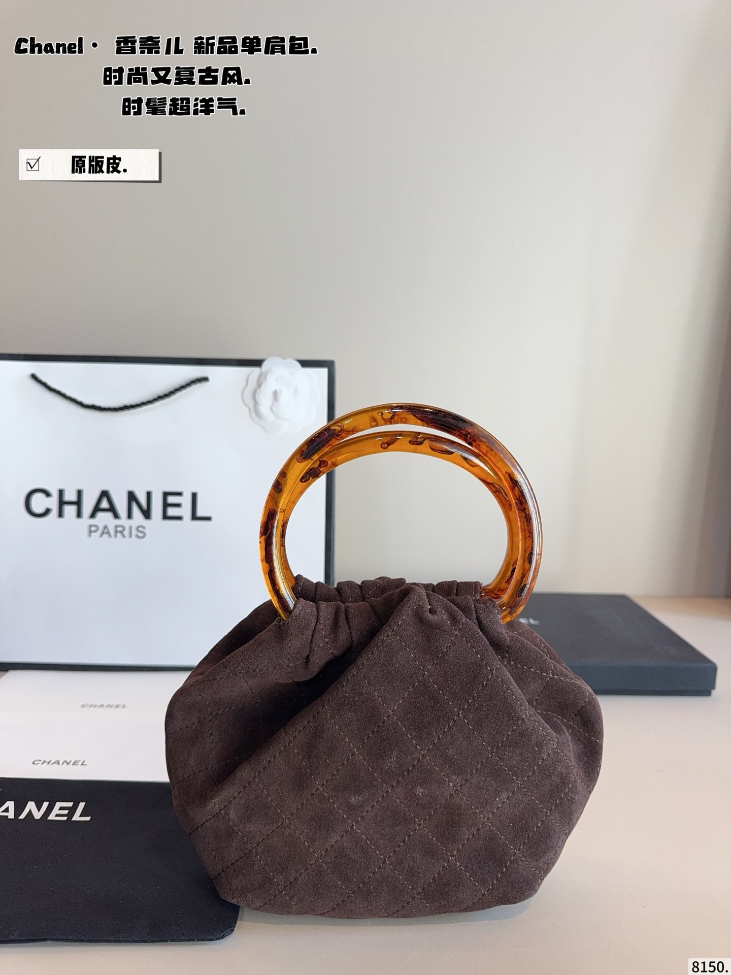 p220.纯皮. chanel香奈儿26c 超精彩的萌物🧉 圆圈小包包好可爱👝 复古玳瑁手柄的设计 透着微微光泽 容易也很客观～手机日用品能放下的哦 材质摸起来触感也很好 超级舒服 推出新系列啦~ 完全是拽姐与甜美的全新组合! 快来寻找属于你的小废包 尺寸：14*8^17cm