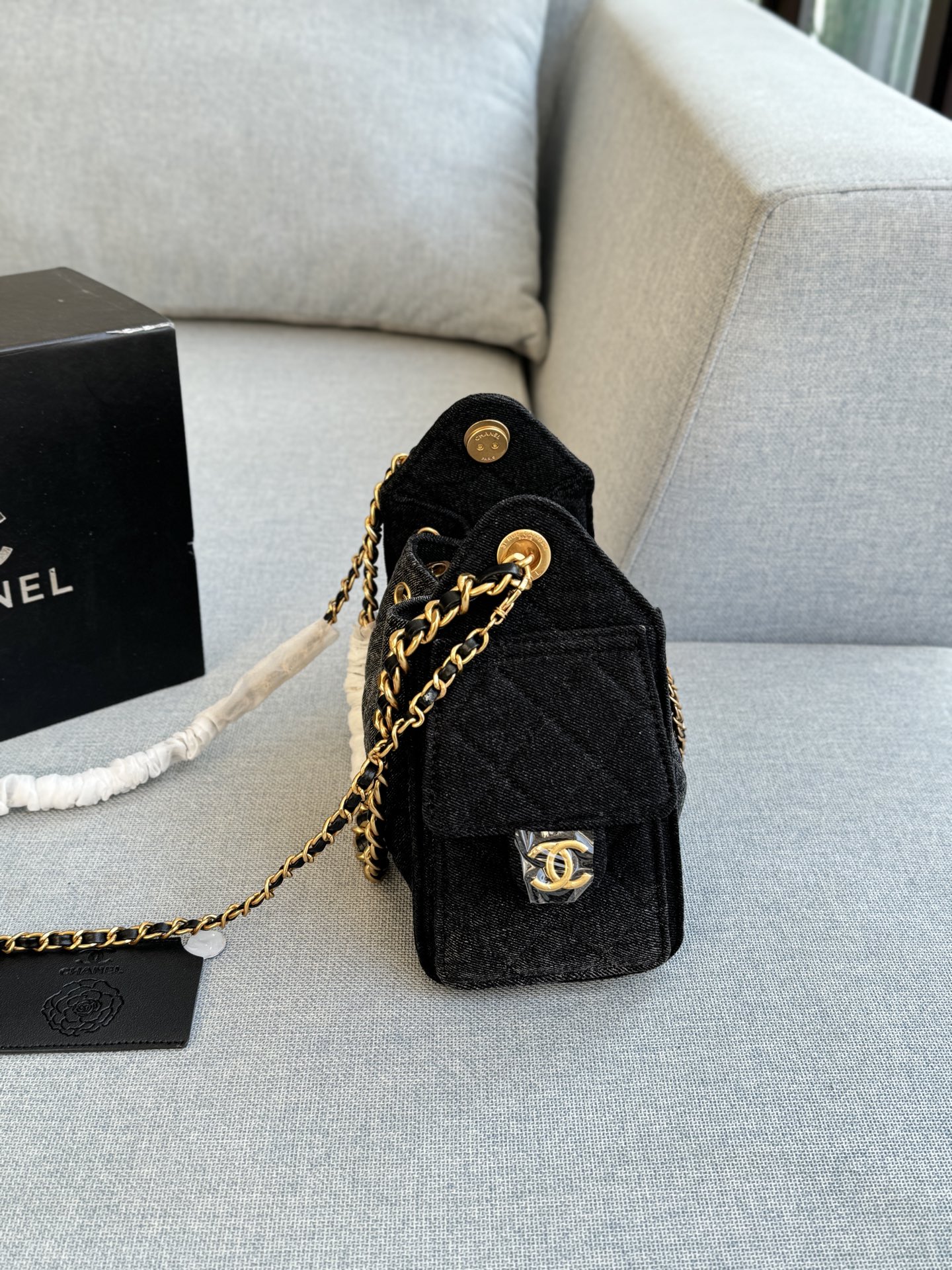 💰215 折叠盒 size：21&times;14 CHANEL香奈儿 25Bag 春夏系列 丹宁牛仔布 Hobo 腋下包链条包单肩包 香奈儿这款牛仔包好好看 一眼爱上 夏日氛围感满满 超好看 甜美夏日感色系25bag 复古又现代~ 属于夏天的颜色~