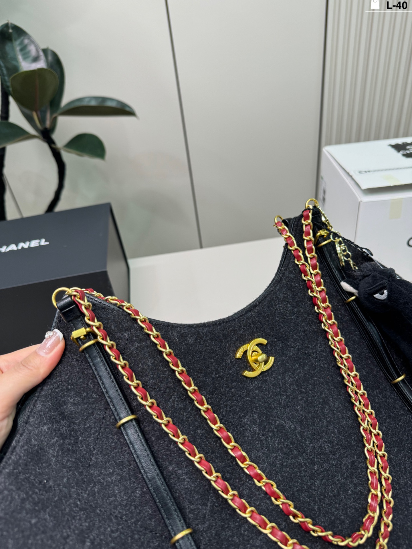 💰p210（配挂件） L-40尺寸32&times;22折叠盒 Chanel 香奈儿 26c毛毡Tote托特包腋下毛呢购物袋 优雅又松弛-，毛毡材质柔软轻盈，日常通勤、休闲出街都超适合！百搭不挑人～26C系列是Vic设计的收官之作，实用又有收藏价值，时髦精必入！