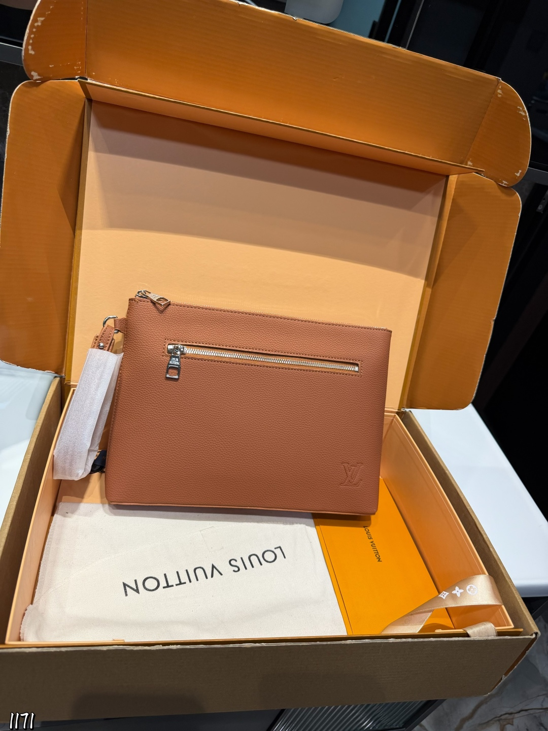 ❤️p110❤️ lv 本款 Takeoff 手拿包为蜡面牛皮革搭配深邃金属件和织物内衬,再令 LV 字母压纹栖身正面一隅,成就商务与休闲场合的精巧之选。充裕空间方便收纳平板电脑,可拆卸腕带实现灵活背携。 22 x 5x30cm