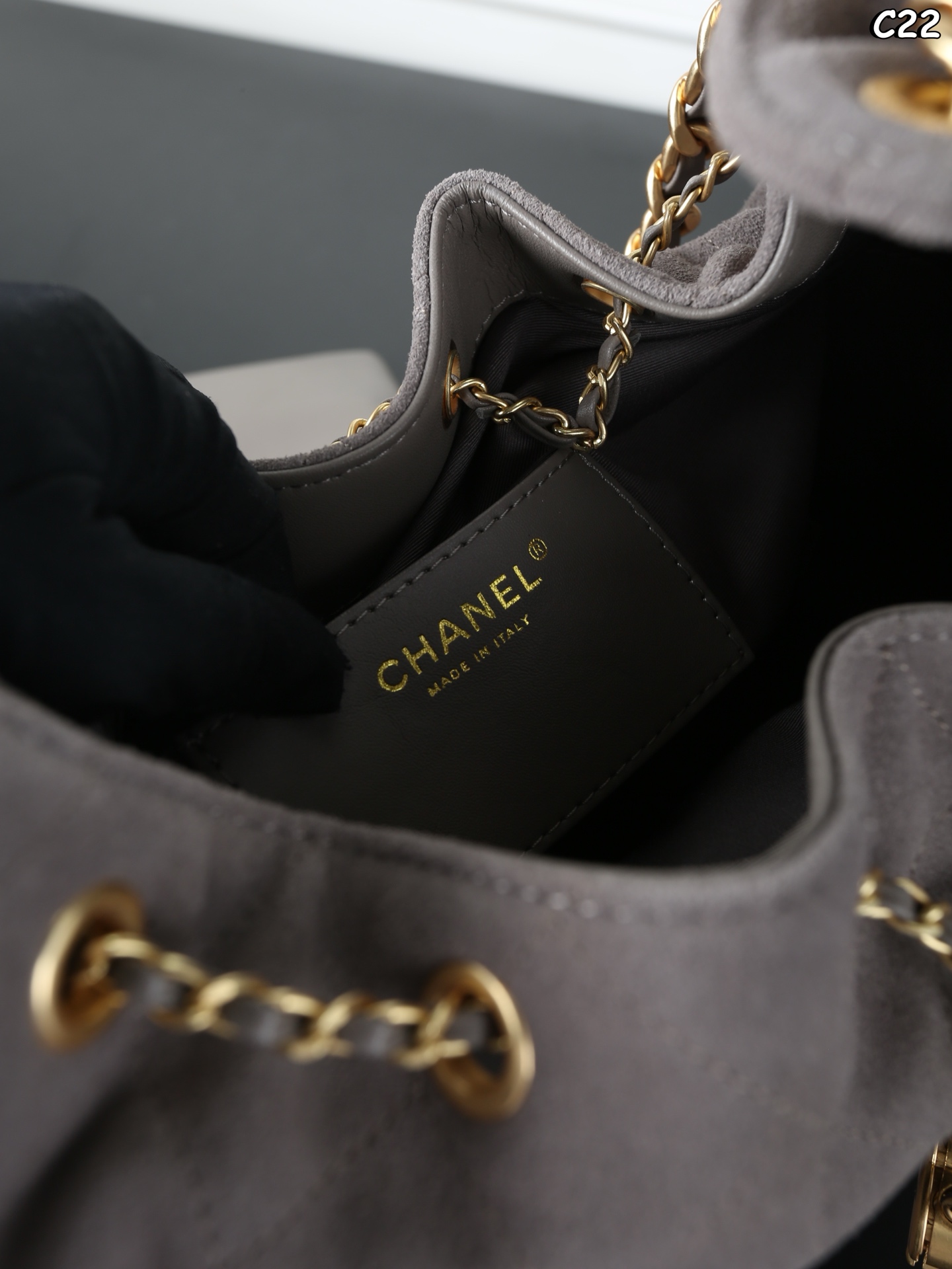 大号P310 折叠盒 小号P280 折叠盒 CHANEL香奈儿 25Bag 25C 麂皮 HOBO 抽绳水桶包 链条包 腋下包 手提单肩包 新款水桶包~大HOBO🎉每一只都超好看！ 金色的链条和logo又增添了一丝奢华感 25时尚圈的&ldquo;新宠&rdquo;，引领潮流新风尚 侧面的口袋装饰很有都市感工装风 给整体增加了不少时尚因素 尺寸：30&times;29/26&times;19