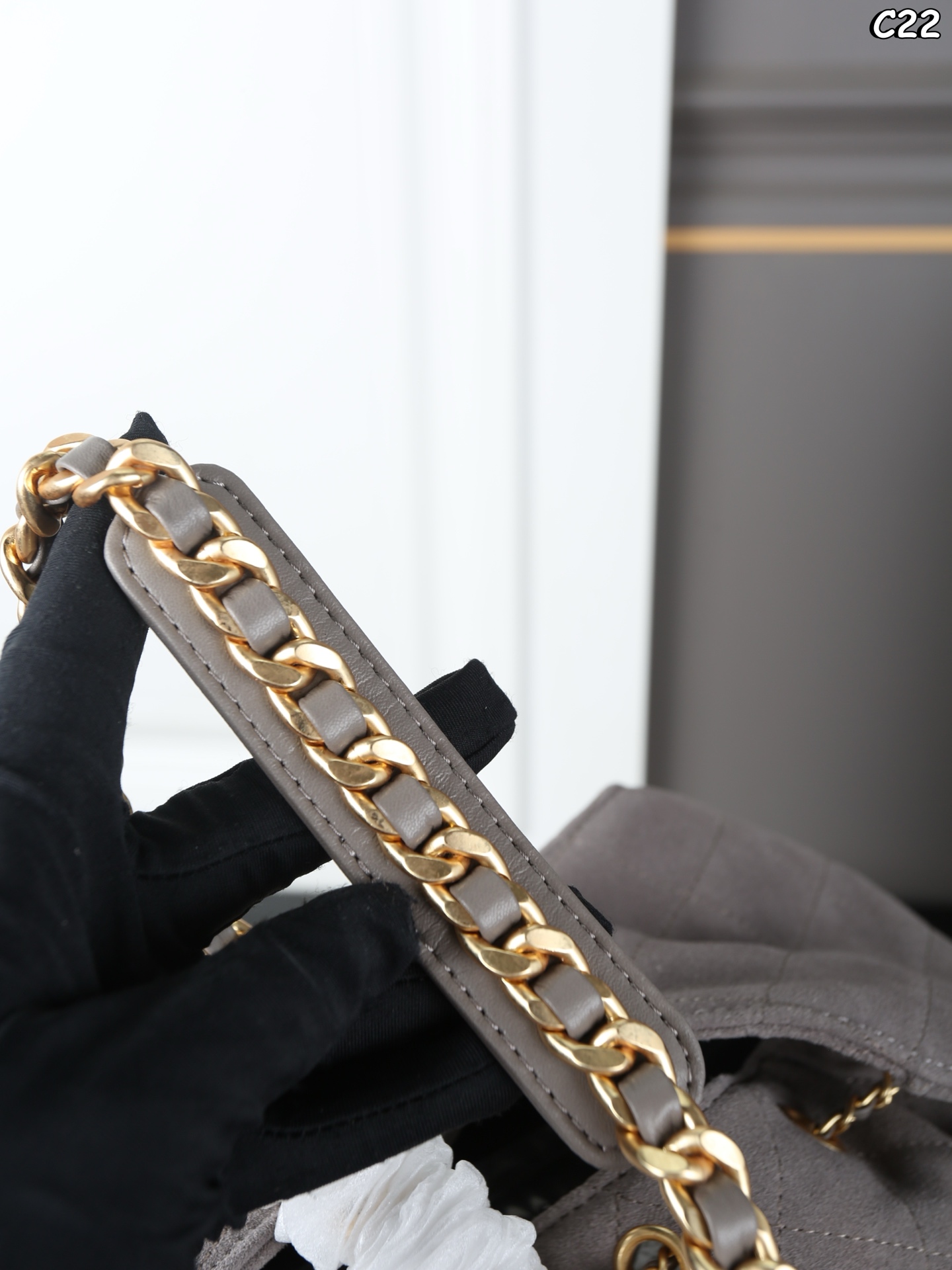 大号P310 折叠盒 小号P280 折叠盒 CHANEL香奈儿 25Bag 25C 麂皮 HOBO 抽绳水桶包 链条包 腋下包 手提单肩包 新款水桶包~大HOBO🎉每一只都超好看！ 金色的链条和logo又增添了一丝奢华感 25时尚圈的&ldquo;新宠&rdquo;，引领潮流新风尚 侧面的口袋装饰很有都市感工装风 给整体增加了不少时尚因素 尺寸：30&times;29/26&times;19