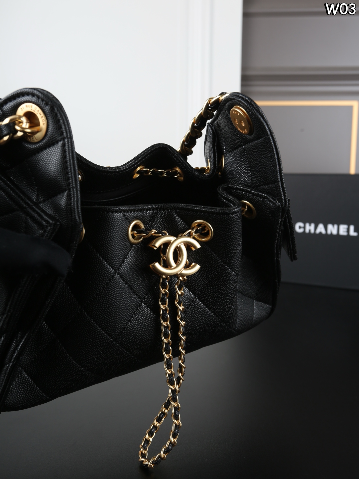 P230 全套礼盒 CHANEL香奈儿 25Bag 25P 鱼子酱 hobo 抽绳水桶包 腋下包链条包单肩包 抽绳水桶包，慵懒感拉满，酷girl必备单品，容量大。实物超好看，上身随性高级 尺寸：22.5&times;14