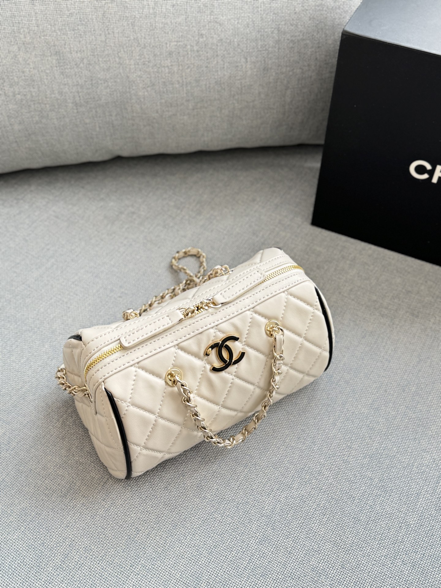 💰180 size：19&times;11 CHANEL香奈儿 25P 撞色 保龄球包 圆筒包 斜挎单肩包 经典黑色白色菱格纹小羊皮，黑色滚边+金色五金，黑白撞色超有辨识度十。小巧圆筒造型,容量刚好，手机、口红都能装下。链条肩带+手柄设计,手提斜挎都很方便，日常出街百搭不出错!