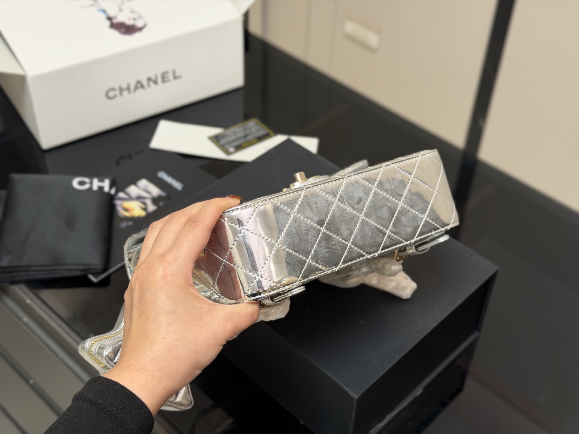 &yen;215 配折叠盒 size：24*19cm 香奈儿 24C 漆皮双肩包 这个真的是太太太好看了! 金的刚刚好不俗艳不张扬很能装！ ⚠️还有小星星⭐️哦！